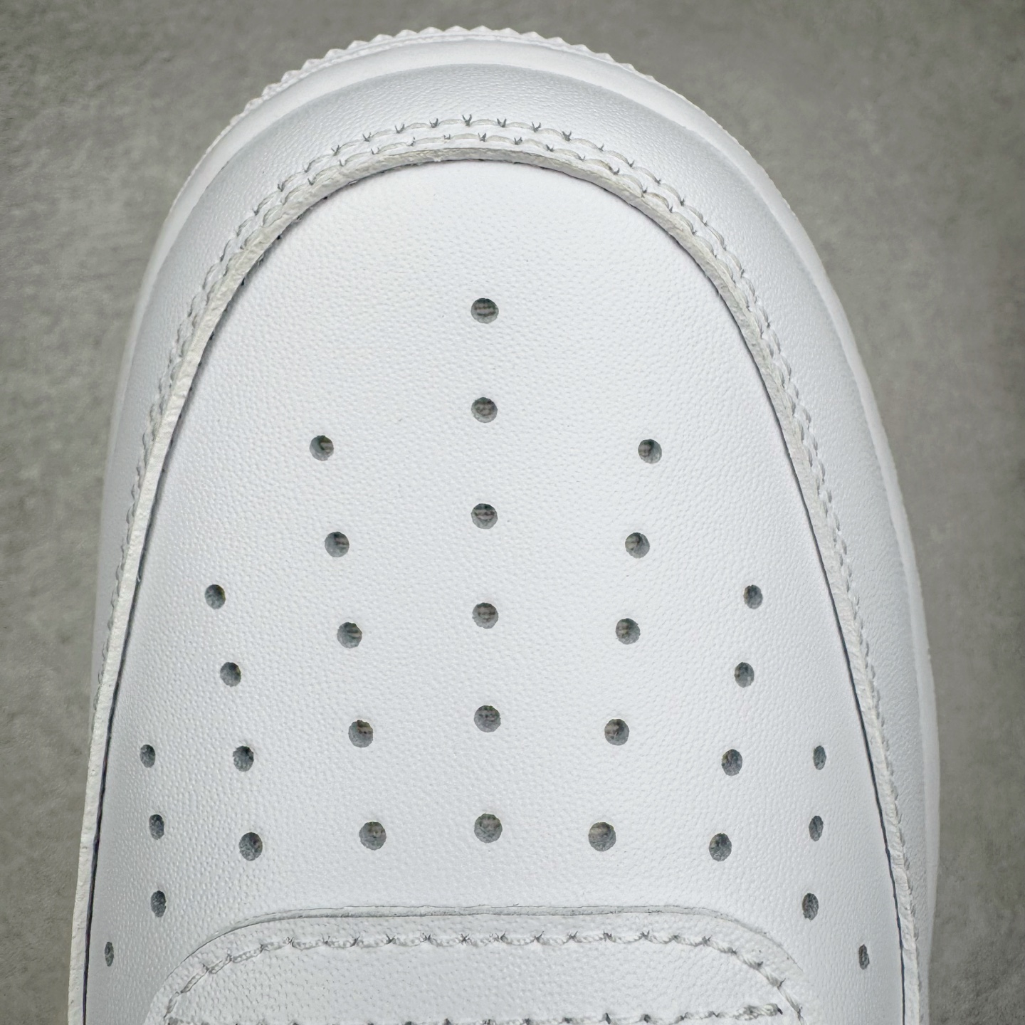 图片[17]-＃LZ NK Air Force 1 Low \’07 空军一号低帮经典板鞋 纯白 CW2288-111 同步官方2022全新版本 不规则波浪大底咬花 全鞋电脑针车 工整有序 视觉效果满分 原厂拉帮手法 标准四线 密度针距针孔大小控制到位 原装反口里网布海绵 正确卡色网眼大小 新版鞋撑改用纸团代替 原厂港宝加持完美还原灵魂版型 原盒原配从里到外百分百还原 原厂全头层原厂皮料 原标原盒 内置Sole气垫 中底白色背胶 中底划线 已经无限的接近公司 原厂楦头 原厂刺绣 后跟弧度修正 独家私模最大开发到47.5 尺码：35.5 36 36.5 37.5 38 38.5 39 40 40.5 41 42 42.5 43 44 44.5 45 46 47.5-选品中心