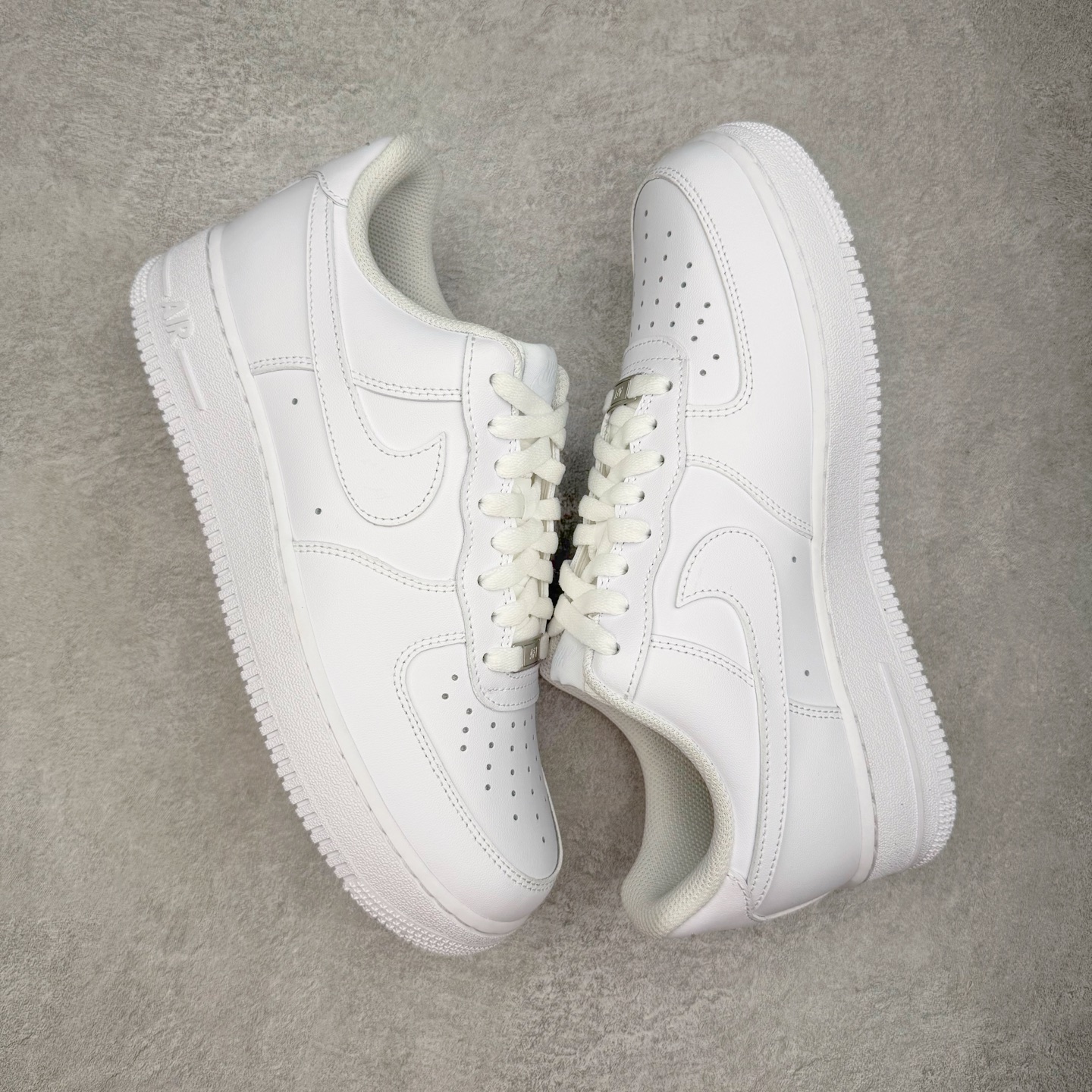 图片[3]-＃LZ NK Air Force 1 Low \’07 空军一号低帮经典板鞋 纯白 CW2288-111 同步官方2022全新版本 不规则波浪大底咬花 全鞋电脑针车 工整有序 视觉效果满分 原厂拉帮手法 标准四线 密度针距针孔大小控制到位 原装反口里网布海绵 正确卡色网眼大小 新版鞋撑改用纸团代替 原厂港宝加持完美还原灵魂版型 原盒原配从里到外百分百还原 原厂全头层原厂皮料 原标原盒 内置Sole气垫 中底白色背胶 中底划线 已经无限的接近公司 原厂楦头 原厂刺绣 后跟弧度修正 独家私模最大开发到47.5 尺码：35.5 36 36.5 37.5 38 38.5 39 40 40.5 41 42 42.5 43 44 44.5 45 46 47.5-选品中心