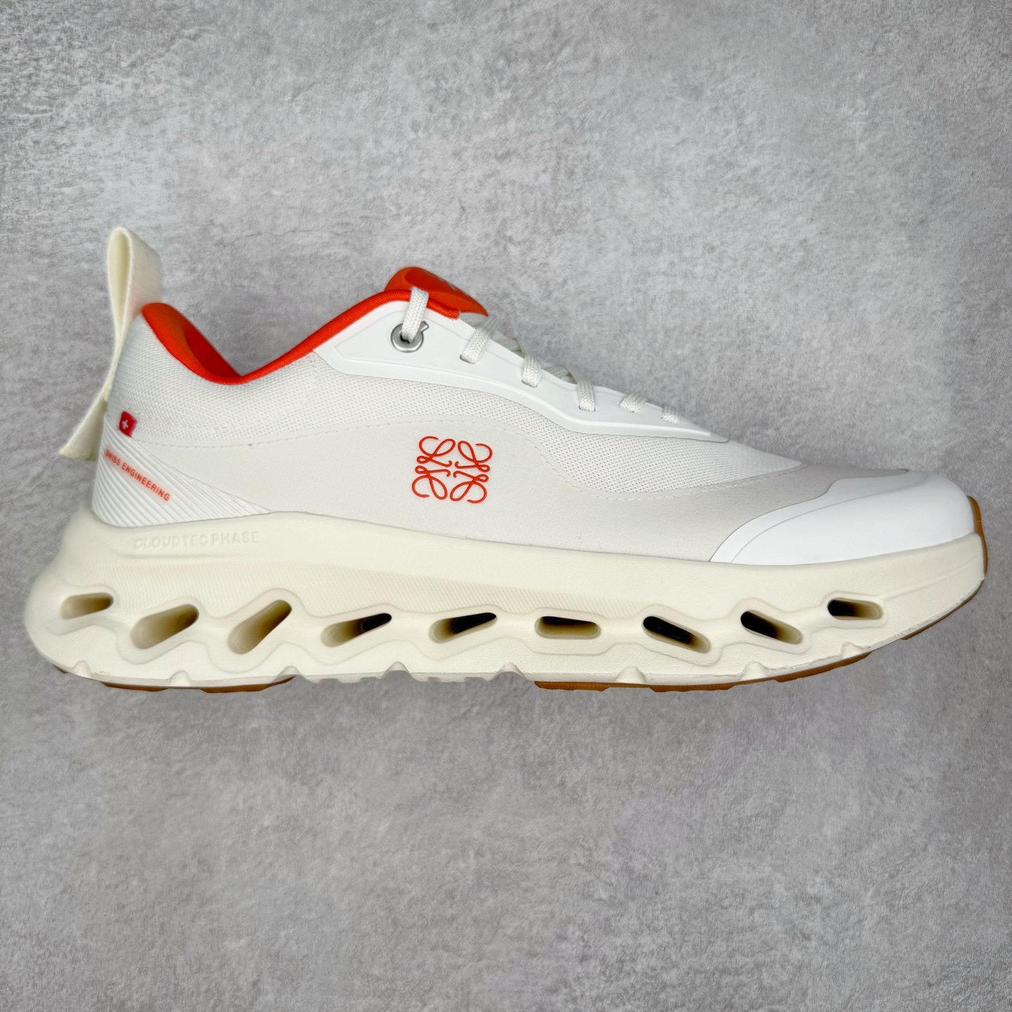 ＃M纯原 LOEWE x On Cloudtilt 2.0 昂跑罗意威联名 圆头系带生活休闲鞋 此运动品牌 开创于2010年 缓震着陆、强效回弹、轻柔质感的设计构思始终是ON研制关键 与此同时基于“为全球提供革新性的跑步感受”信念 陆续推出了多款跑鞋及其以专业运动人体跑步工程学为设计关键的功能性跑步服饰设备 让跑者不费力气地畅快畅跑 尺码：36 36.5 37.5 38 38.5 39 40 40.5 41 42 42.5 43 44 44.5 45 46-选品中心