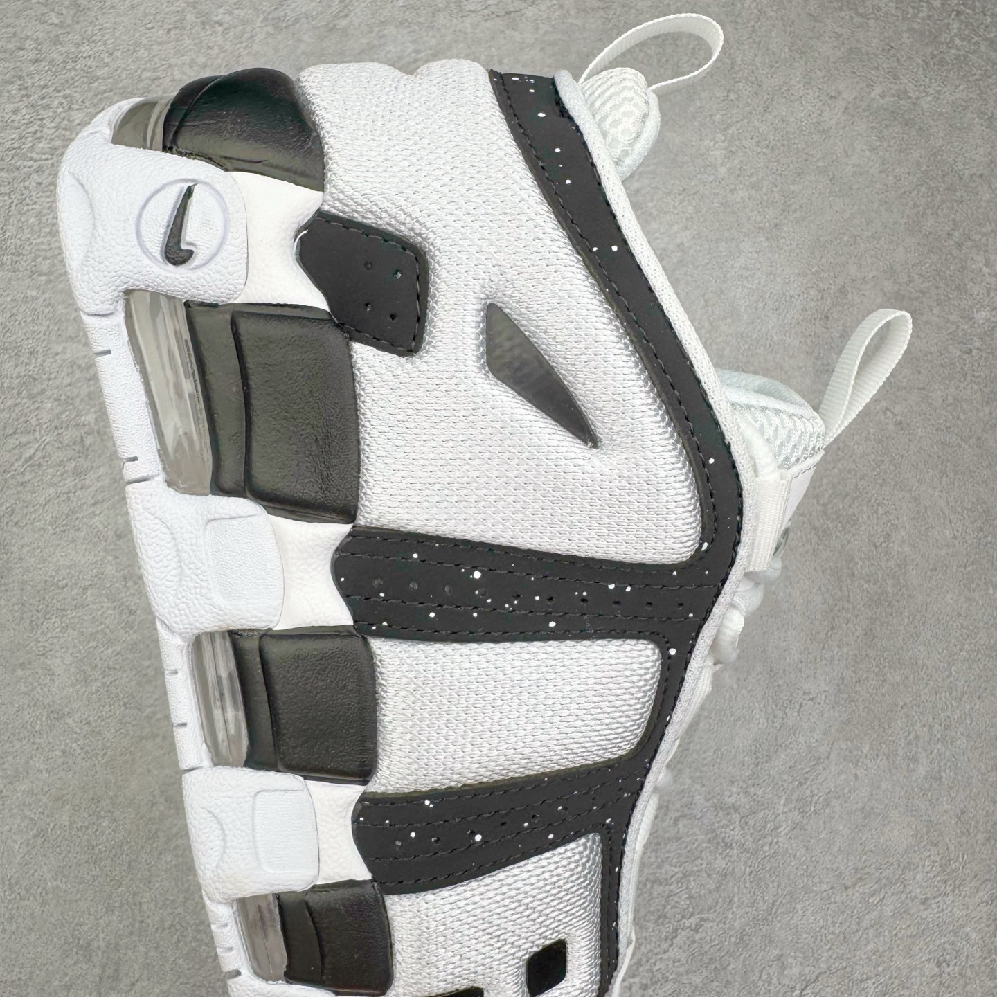 图片[6]-＃CK纯原 NK Air More Uptempo ’96 OG 皮蓬大AIR复古篮球鞋 星空之下 FZ3055-100 以流行于街头的涂鸦文化为设计灵感 整体的设计风格夸张而充满魅力 厚实而充满质感的皮质鞋面两侧印刻了一对巨大的字母“AIR”独特炫酷的外观惊艳无比 尺码：36 36.5 37.5 38 38.5 39 40 40.5 41 42 42.5 43 44 44.5 45 46-选品中心