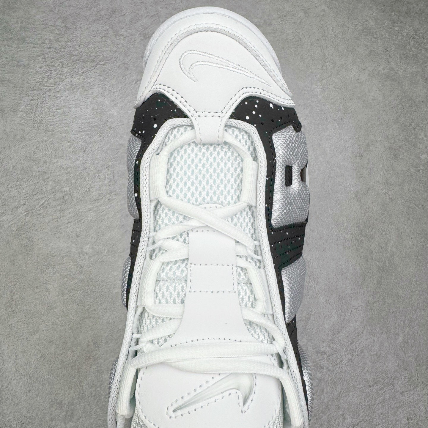 图片[4]-＃CK纯原 NK Air More Uptempo ’96 OG 皮蓬大AIR复古篮球鞋 星空之下 FZ3055-100 以流行于街头的涂鸦文化为设计灵感 整体的设计风格夸张而充满魅力 厚实而充满质感的皮质鞋面两侧印刻了一对巨大的字母“AIR”独特炫酷的外观惊艳无比 尺码：36 36.5 37.5 38 38.5 39 40 40.5 41 42 42.5 43 44 44.5 45 46-选品中心