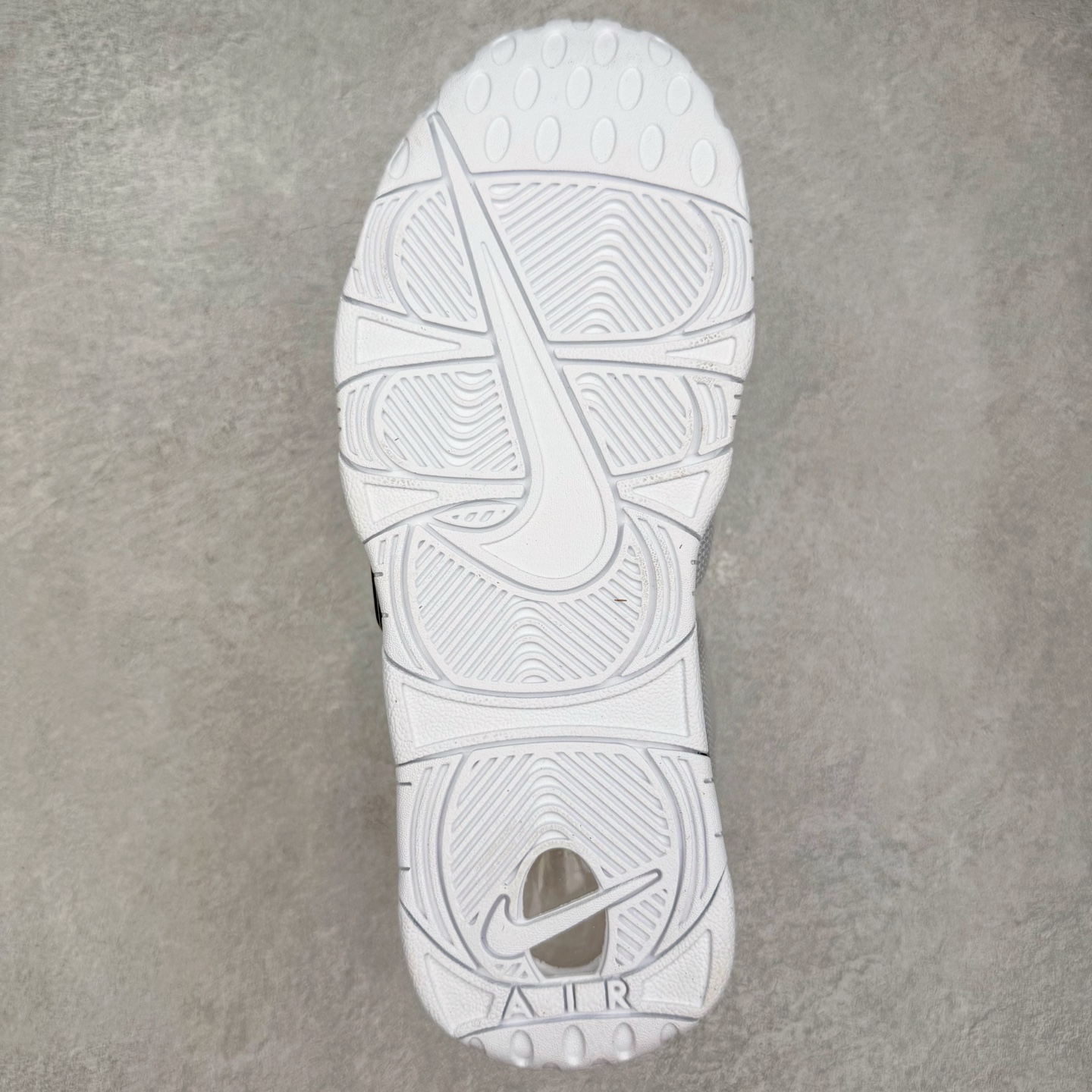 图片[9]-＃CK纯原 NK Air More Uptempo ’96 OG 皮蓬大AIR复古篮球鞋 星空之下 FZ3055-100 以流行于街头的涂鸦文化为设计灵感 整体的设计风格夸张而充满魅力 厚实而充满质感的皮质鞋面两侧印刻了一对巨大的字母“AIR”独特炫酷的外观惊艳无比 尺码：36 36.5 37.5 38 38.5 39 40 40.5 41 42 42.5 43 44 44.5 45 46-选品中心