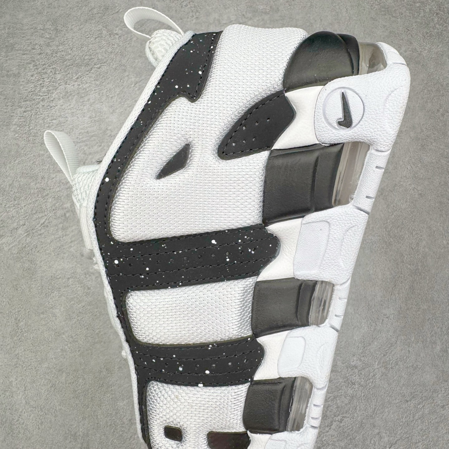 图片[7]-＃CK纯原 NK Air More Uptempo ’96 OG 皮蓬大AIR复古篮球鞋 星空之下 FZ3055-100 以流行于街头的涂鸦文化为设计灵感 整体的设计风格夸张而充满魅力 厚实而充满质感的皮质鞋面两侧印刻了一对巨大的字母“AIR”独特炫酷的外观惊艳无比 尺码：36 36.5 37.5 38 38.5 39 40 40.5 41 42 42.5 43 44 44.5 45 46-选品中心