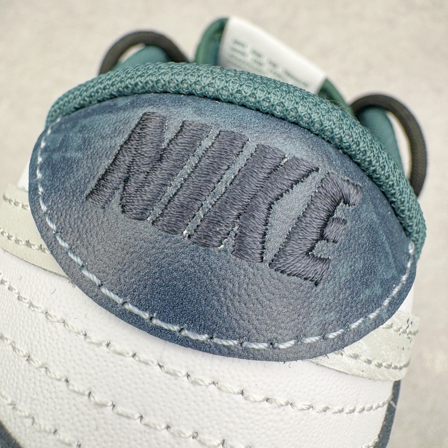 图片[11]-＃YC纯原 NK Dunk Low 城市风暴 DV0833-111 当夜幕低垂，都市的脉搏渐次清晰，鞋身以极简白为基调，沉稳的灰调覆于鞋面，仿佛傍晚时分天际残留的微光。而那抹骤然跃入视野的深邃绿，正是风暴来临前城市暗涌的生机——它藏在Swoosh标志的凌厉曲线中，如同暗夜中一道无声的闪电，拒绝被定义，为不羁者定制都市暗语。定制系列天花板 无原鞋不开发 全系列得物原鞋一比一校对开发 配色持续更新中 终端对接 优势输出 全套原厂楦头原纸板数据档案倾力打造 原汁原味莞产 极致还原 圈内最强针车工艺 高端零售指定版 广东原厂配套原盒原标 鞋盒分三个尺码段 原厂冲刀 超高清洁度 全鞋零毛边皮料切割 采用原厂百宏鞋带以及原厂百宏织唛舌标 内标可供原厂几率过验 进口原装条纹中底布 四线拉帮白色点胶 原厂拉帮手法遵循公司 原厂电绣 极致还原 尺码：36 36.5 37.5 38 38.5 39 40 40.5 41 42 42.5 43 44 44.5 45 46-选品中心