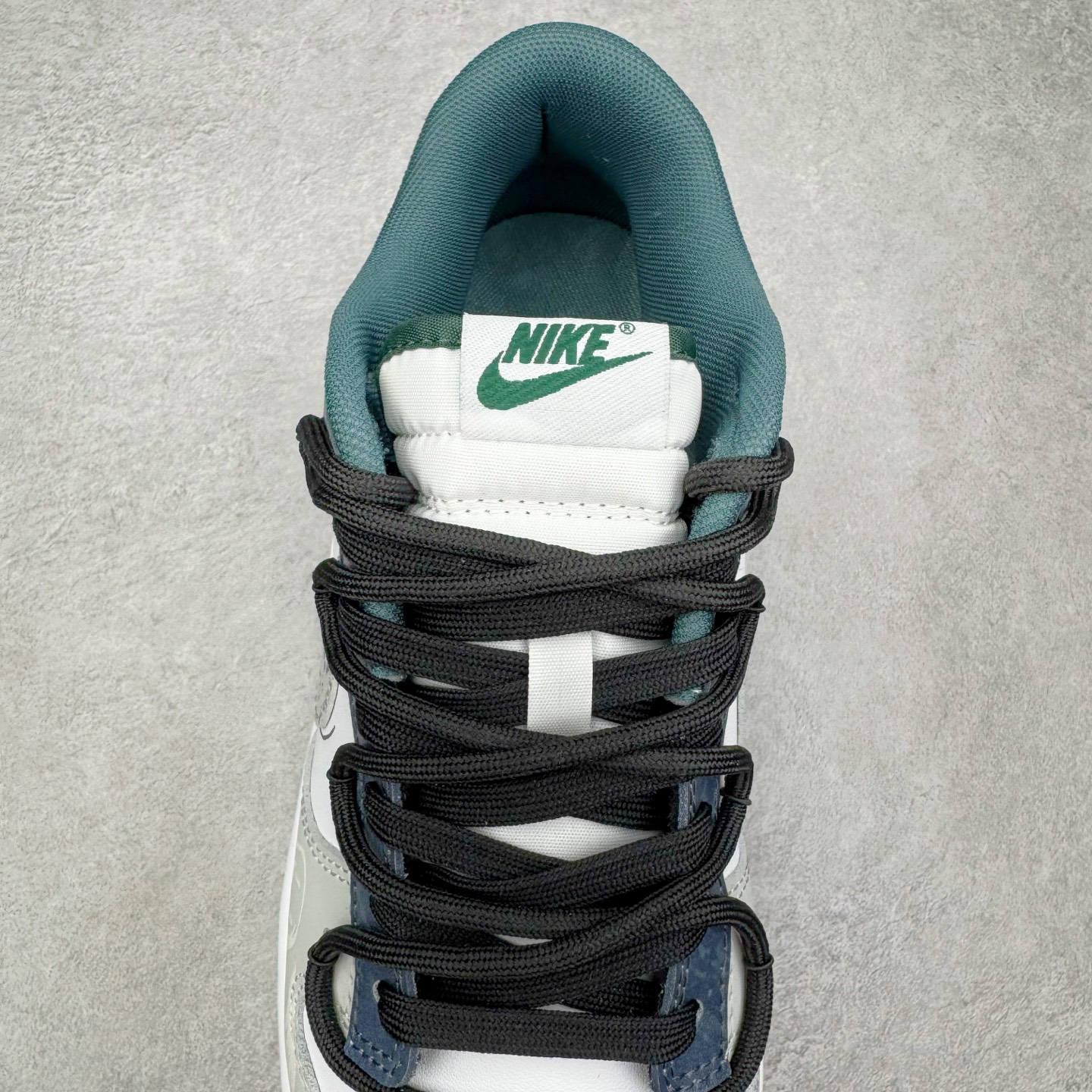 图片[5]-＃YC纯原 NK Dunk Low 城市风暴 DV0833-111 当夜幕低垂，都市的脉搏渐次清晰，鞋身以极简白为基调，沉稳的灰调覆于鞋面，仿佛傍晚时分天际残留的微光。而那抹骤然跃入视野的深邃绿，正是风暴来临前城市暗涌的生机——它藏在Swoosh标志的凌厉曲线中，如同暗夜中一道无声的闪电，拒绝被定义，为不羁者定制都市暗语。定制系列天花板 无原鞋不开发 全系列得物原鞋一比一校对开发 配色持续更新中 终端对接 优势输出 全套原厂楦头原纸板数据档案倾力打造 原汁原味莞产 极致还原 圈内最强针车工艺 高端零售指定版 广东原厂配套原盒原标 鞋盒分三个尺码段 原厂冲刀 超高清洁度 全鞋零毛边皮料切割 采用原厂百宏鞋带以及原厂百宏织唛舌标 内标可供原厂几率过验 进口原装条纹中底布 四线拉帮白色点胶 原厂拉帮手法遵循公司 原厂电绣 极致还原 尺码：36 36.5 37.5 38 38.5 39 40 40.5 41 42 42.5 43 44 44.5 45 46-选品中心