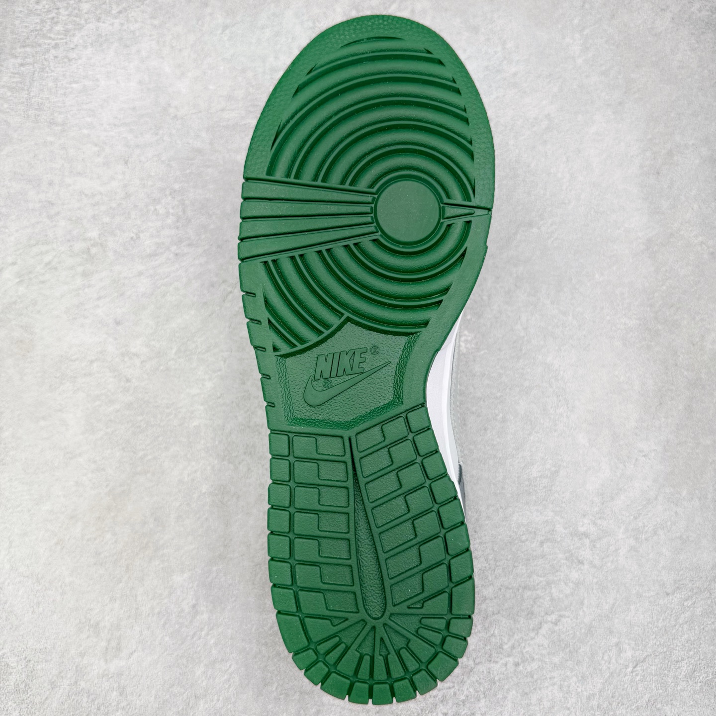 图片[9]-＃YC纯原 NK Dunk Low 城市风暴 DV0833-111 当夜幕低垂，都市的脉搏渐次清晰，鞋身以极简白为基调，沉稳的灰调覆于鞋面，仿佛傍晚时分天际残留的微光。而那抹骤然跃入视野的深邃绿，正是风暴来临前城市暗涌的生机——它藏在Swoosh标志的凌厉曲线中，如同暗夜中一道无声的闪电，拒绝被定义，为不羁者定制都市暗语。定制系列天花板 无原鞋不开发 全系列得物原鞋一比一校对开发 配色持续更新中 终端对接 优势输出 全套原厂楦头原纸板数据档案倾力打造 原汁原味莞产 极致还原 圈内最强针车工艺 高端零售指定版 广东原厂配套原盒原标 鞋盒分三个尺码段 原厂冲刀 超高清洁度 全鞋零毛边皮料切割 采用原厂百宏鞋带以及原厂百宏织唛舌标 内标可供原厂几率过验 进口原装条纹中底布 四线拉帮白色点胶 原厂拉帮手法遵循公司 原厂电绣 极致还原 尺码：36 36.5 37.5 38 38.5 39 40 40.5 41 42 42.5 43 44 44.5 45 46-选品中心