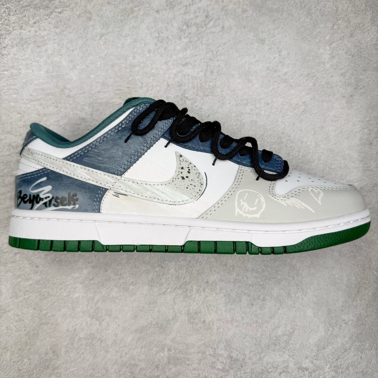 ＃YC纯原 NK Dunk Low 城市风暴 DV0833-111 当夜幕低垂，都市的脉搏渐次清晰，鞋身以极简白为基调，沉稳的灰调覆于鞋面，仿佛傍晚时分天际残留的微光。而那抹骤然跃入视野的深邃绿，正是风暴来临前城市暗涌的生机——它藏在Swoosh标志的凌厉曲线中，如同暗夜中一道无声的闪电，拒绝被定义，为不羁者定制都市暗语。定制系列天花板 无原鞋不开发 全系列得物原鞋一比一校对开发 配色持续更新中 终端对接 优势输出 全套原厂楦头原纸板数据档案倾力打造 原汁原味莞产 极致还原 圈内最强针车工艺 高端零售指定版 广东原厂配套原盒原标 鞋盒分三个尺码段 原厂冲刀 超高清洁度 全鞋零毛边皮料切割 采用原厂百宏鞋带以及原厂百宏织唛舌标 内标可供原厂几率过验 进口原装条纹中底布 四线拉帮白色点胶 原厂拉帮手法遵循公司 原厂电绣 极致还原 尺码：36 36.5 37.5 38 38.5 39 40 40.5 41 42 42.5 43 44 44.5 45 46-选品中心