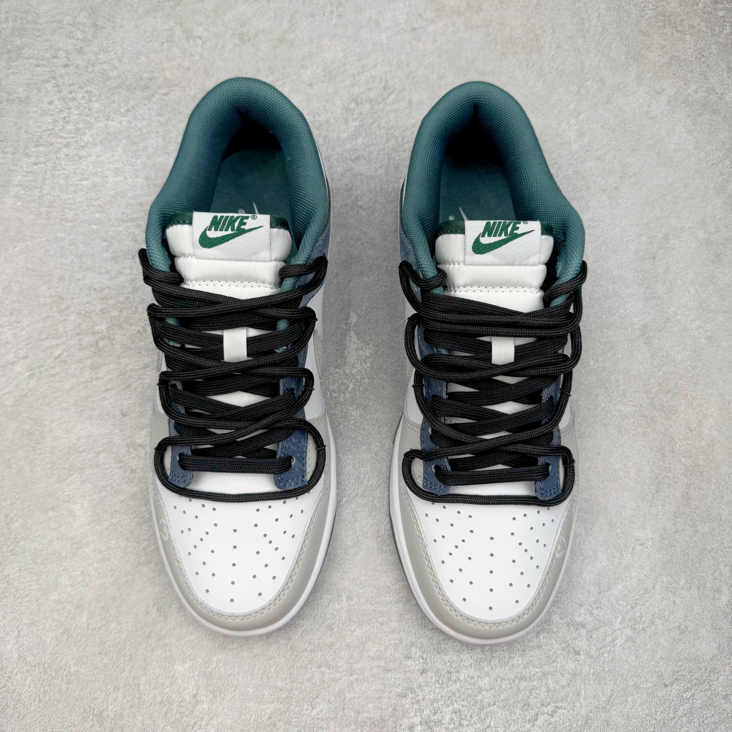 图片[2]-＃YC纯原 NK Dunk Low 城市风暴 DV0833-111 当夜幕低垂，都市的脉搏渐次清晰，鞋身以极简白为基调，沉稳的灰调覆于鞋面，仿佛傍晚时分天际残留的微光。而那抹骤然跃入视野的深邃绿，正是风暴来临前城市暗涌的生机——它藏在Swoosh标志的凌厉曲线中，如同暗夜中一道无声的闪电，拒绝被定义，为不羁者定制都市暗语。定制系列天花板 无原鞋不开发 全系列得物原鞋一比一校对开发 配色持续更新中 终端对接 优势输出 全套原厂楦头原纸板数据档案倾力打造 原汁原味莞产 极致还原 圈内最强针车工艺 高端零售指定版 广东原厂配套原盒原标 鞋盒分三个尺码段 原厂冲刀 超高清洁度 全鞋零毛边皮料切割 采用原厂百宏鞋带以及原厂百宏织唛舌标 内标可供原厂几率过验 进口原装条纹中底布 四线拉帮白色点胶 原厂拉帮手法遵循公司 原厂电绣 极致还原 尺码：36 36.5 37.5 38 38.5 39 40 40.5 41 42 42.5 43 44 44.5 45 46-选品中心