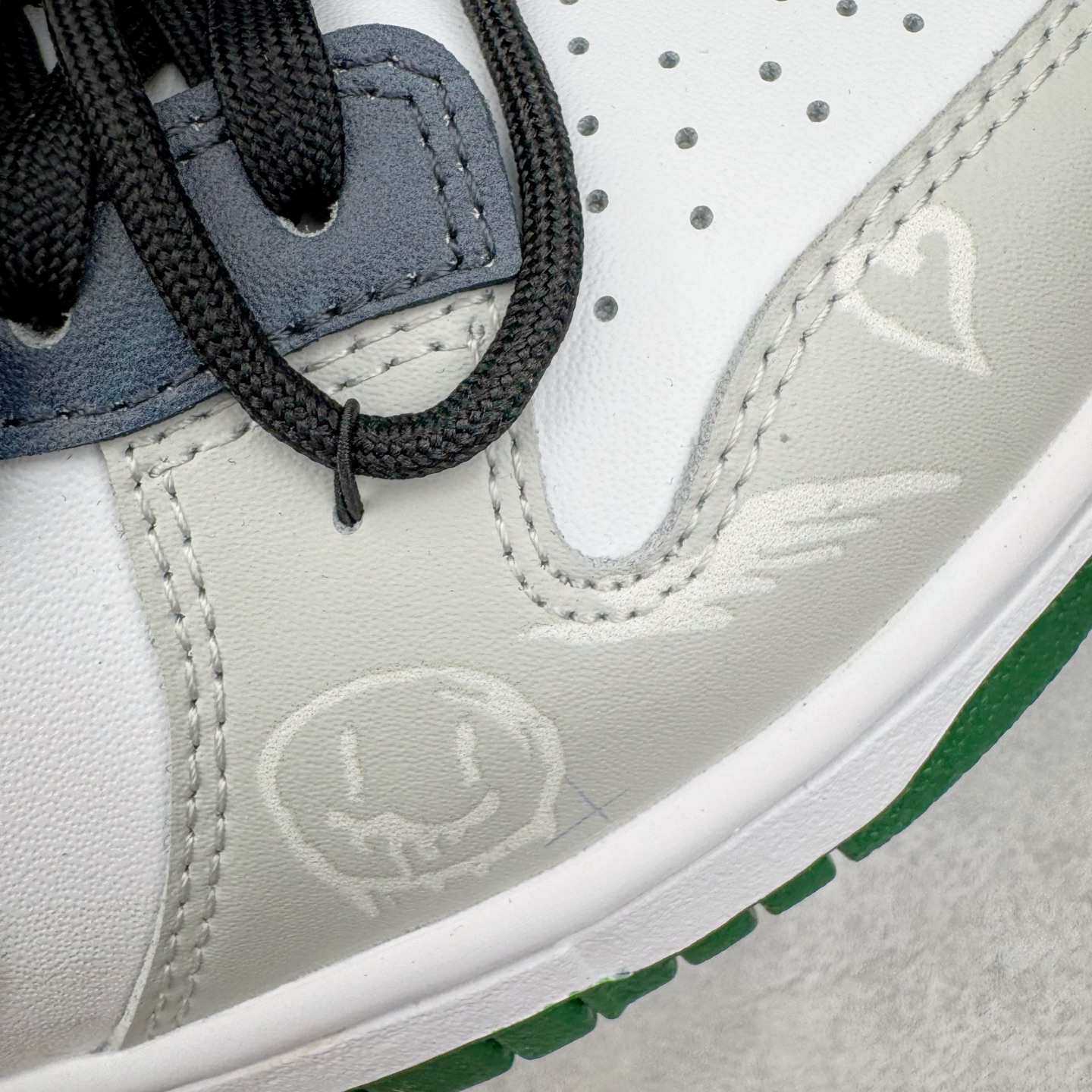 图片[14]-＃YC纯原 NK Dunk Low 城市风暴 DV0833-111 当夜幕低垂，都市的脉搏渐次清晰，鞋身以极简白为基调，沉稳的灰调覆于鞋面，仿佛傍晚时分天际残留的微光。而那抹骤然跃入视野的深邃绿，正是风暴来临前城市暗涌的生机——它藏在Swoosh标志的凌厉曲线中，如同暗夜中一道无声的闪电，拒绝被定义，为不羁者定制都市暗语。定制系列天花板 无原鞋不开发 全系列得物原鞋一比一校对开发 配色持续更新中 终端对接 优势输出 全套原厂楦头原纸板数据档案倾力打造 原汁原味莞产 极致还原 圈内最强针车工艺 高端零售指定版 广东原厂配套原盒原标 鞋盒分三个尺码段 原厂冲刀 超高清洁度 全鞋零毛边皮料切割 采用原厂百宏鞋带以及原厂百宏织唛舌标 内标可供原厂几率过验 进口原装条纹中底布 四线拉帮白色点胶 原厂拉帮手法遵循公司 原厂电绣 极致还原 尺码：36 36.5 37.5 38 38.5 39 40 40.5 41 42 42.5 43 44 44.5 45 46-选品中心