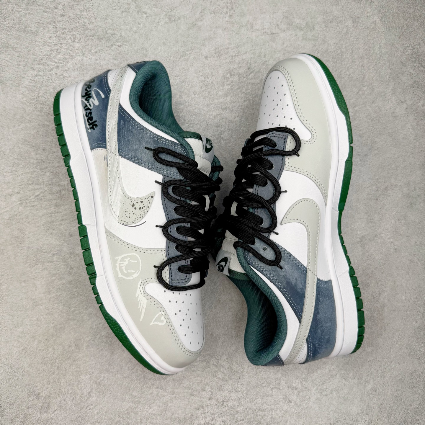 图片[3]-＃YC纯原 NK Dunk Low 城市风暴 DV0833-111 当夜幕低垂，都市的脉搏渐次清晰，鞋身以极简白为基调，沉稳的灰调覆于鞋面，仿佛傍晚时分天际残留的微光。而那抹骤然跃入视野的深邃绿，正是风暴来临前城市暗涌的生机——它藏在Swoosh标志的凌厉曲线中，如同暗夜中一道无声的闪电，拒绝被定义，为不羁者定制都市暗语。定制系列天花板 无原鞋不开发 全系列得物原鞋一比一校对开发 配色持续更新中 终端对接 优势输出 全套原厂楦头原纸板数据档案倾力打造 原汁原味莞产 极致还原 圈内最强针车工艺 高端零售指定版 广东原厂配套原盒原标 鞋盒分三个尺码段 原厂冲刀 超高清洁度 全鞋零毛边皮料切割 采用原厂百宏鞋带以及原厂百宏织唛舌标 内标可供原厂几率过验 进口原装条纹中底布 四线拉帮白色点胶 原厂拉帮手法遵循公司 原厂电绣 极致还原 尺码：36 36.5 37.5 38 38.5 39 40 40.5 41 42 42.5 43 44 44.5 45 46-选品中心