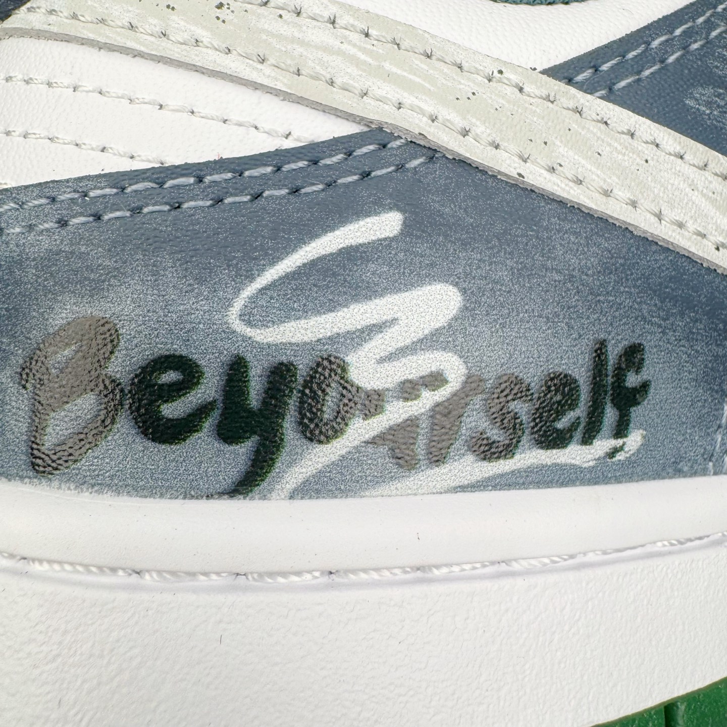 图片[12]-＃YC纯原 NK Dunk Low 城市风暴 DV0833-111 当夜幕低垂，都市的脉搏渐次清晰，鞋身以极简白为基调，沉稳的灰调覆于鞋面，仿佛傍晚时分天际残留的微光。而那抹骤然跃入视野的深邃绿，正是风暴来临前城市暗涌的生机——它藏在Swoosh标志的凌厉曲线中，如同暗夜中一道无声的闪电，拒绝被定义，为不羁者定制都市暗语。定制系列天花板 无原鞋不开发 全系列得物原鞋一比一校对开发 配色持续更新中 终端对接 优势输出 全套原厂楦头原纸板数据档案倾力打造 原汁原味莞产 极致还原 圈内最强针车工艺 高端零售指定版 广东原厂配套原盒原标 鞋盒分三个尺码段 原厂冲刀 超高清洁度 全鞋零毛边皮料切割 采用原厂百宏鞋带以及原厂百宏织唛舌标 内标可供原厂几率过验 进口原装条纹中底布 四线拉帮白色点胶 原厂拉帮手法遵循公司 原厂电绣 极致还原 尺码：36 36.5 37.5 38 38.5 39 40 40.5 41 42 42.5 43 44 44.5 45 46-选品中心