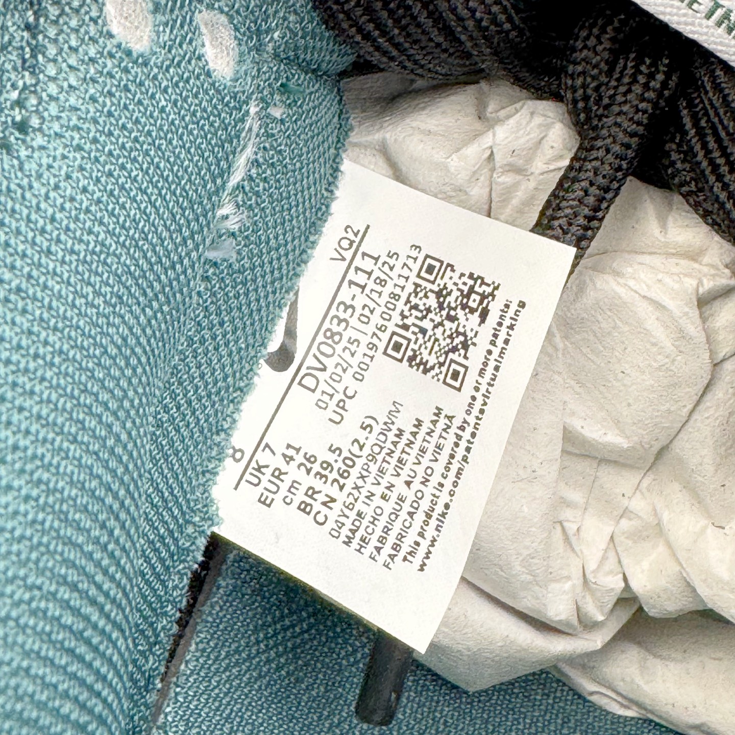 图片[18]-＃YC纯原 NK Dunk Low 城市风暴 DV0833-111 当夜幕低垂，都市的脉搏渐次清晰，鞋身以极简白为基调，沉稳的灰调覆于鞋面，仿佛傍晚时分天际残留的微光。而那抹骤然跃入视野的深邃绿，正是风暴来临前城市暗涌的生机——它藏在Swoosh标志的凌厉曲线中，如同暗夜中一道无声的闪电，拒绝被定义，为不羁者定制都市暗语。定制系列天花板 无原鞋不开发 全系列得物原鞋一比一校对开发 配色持续更新中 终端对接 优势输出 全套原厂楦头原纸板数据档案倾力打造 原汁原味莞产 极致还原 圈内最强针车工艺 高端零售指定版 广东原厂配套原盒原标 鞋盒分三个尺码段 原厂冲刀 超高清洁度 全鞋零毛边皮料切割 采用原厂百宏鞋带以及原厂百宏织唛舌标 内标可供原厂几率过验 进口原装条纹中底布 四线拉帮白色点胶 原厂拉帮手法遵循公司 原厂电绣 极致还原 尺码：36 36.5 37.5 38 38.5 39 40 40.5 41 42 42.5 43 44 44.5 45 46-选品中心