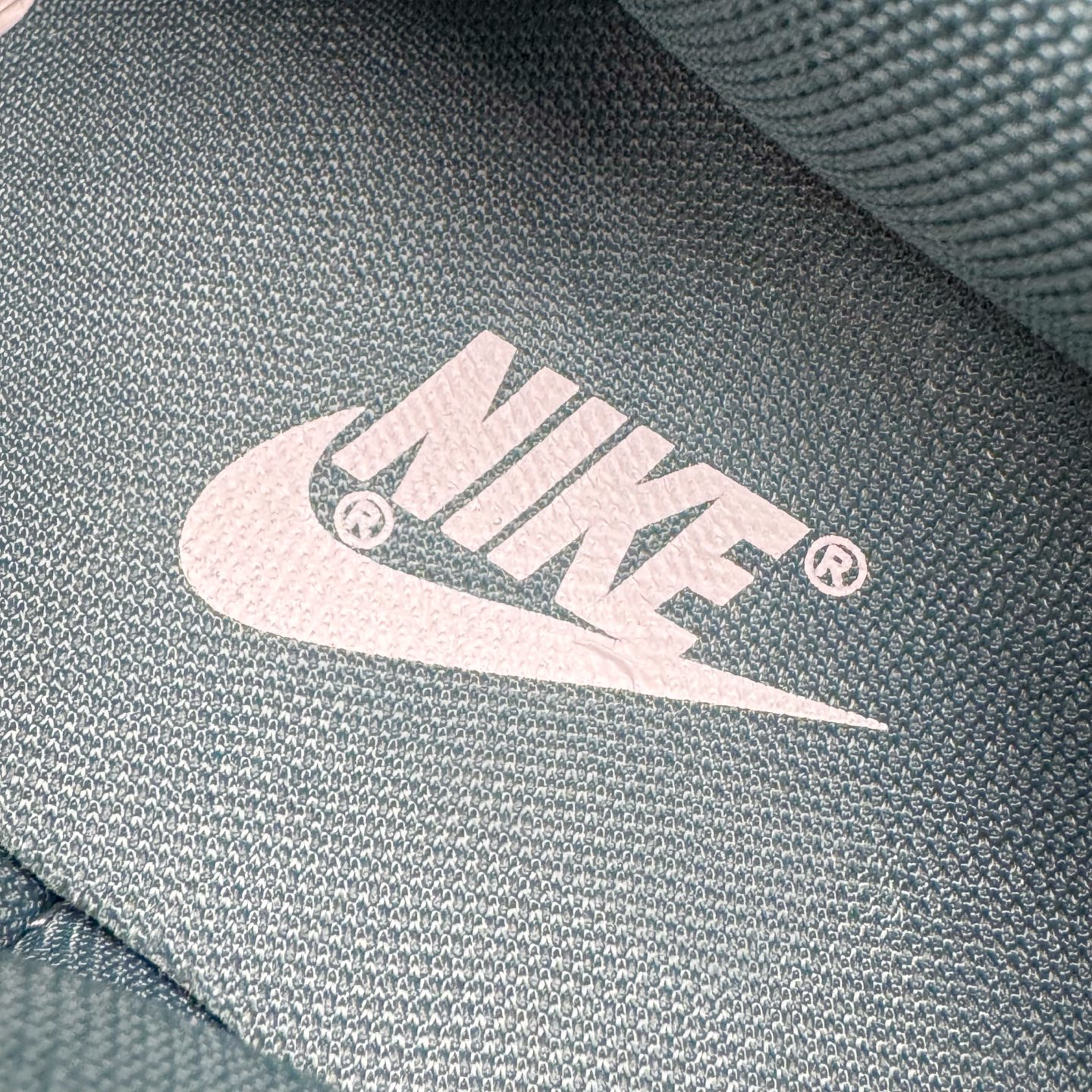 图片[19]-＃YC纯原 NK Dunk Low 城市风暴 DV0833-111 当夜幕低垂，都市的脉搏渐次清晰，鞋身以极简白为基调，沉稳的灰调覆于鞋面，仿佛傍晚时分天际残留的微光。而那抹骤然跃入视野的深邃绿，正是风暴来临前城市暗涌的生机——它藏在Swoosh标志的凌厉曲线中，如同暗夜中一道无声的闪电，拒绝被定义，为不羁者定制都市暗语。定制系列天花板 无原鞋不开发 全系列得物原鞋一比一校对开发 配色持续更新中 终端对接 优势输出 全套原厂楦头原纸板数据档案倾力打造 原汁原味莞产 极致还原 圈内最强针车工艺 高端零售指定版 广东原厂配套原盒原标 鞋盒分三个尺码段 原厂冲刀 超高清洁度 全鞋零毛边皮料切割 采用原厂百宏鞋带以及原厂百宏织唛舌标 内标可供原厂几率过验 进口原装条纹中底布 四线拉帮白色点胶 原厂拉帮手法遵循公司 原厂电绣 极致还原 尺码：36 36.5 37.5 38 38.5 39 40 40.5 41 42 42.5 43 44 44.5 45 46-选品中心