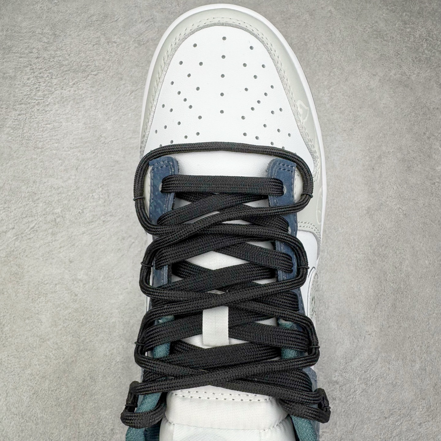 图片[4]-＃YC纯原 NK Dunk Low 城市风暴 DV0833-111 当夜幕低垂，都市的脉搏渐次清晰，鞋身以极简白为基调，沉稳的灰调覆于鞋面，仿佛傍晚时分天际残留的微光。而那抹骤然跃入视野的深邃绿，正是风暴来临前城市暗涌的生机——它藏在Swoosh标志的凌厉曲线中，如同暗夜中一道无声的闪电，拒绝被定义，为不羁者定制都市暗语。定制系列天花板 无原鞋不开发 全系列得物原鞋一比一校对开发 配色持续更新中 终端对接 优势输出 全套原厂楦头原纸板数据档案倾力打造 原汁原味莞产 极致还原 圈内最强针车工艺 高端零售指定版 广东原厂配套原盒原标 鞋盒分三个尺码段 原厂冲刀 超高清洁度 全鞋零毛边皮料切割 采用原厂百宏鞋带以及原厂百宏织唛舌标 内标可供原厂几率过验 进口原装条纹中底布 四线拉帮白色点胶 原厂拉帮手法遵循公司 原厂电绣 极致还原 尺码：36 36.5 37.5 38 38.5 39 40 40.5 41 42 42.5 43 44 44.5 45 46-选品中心