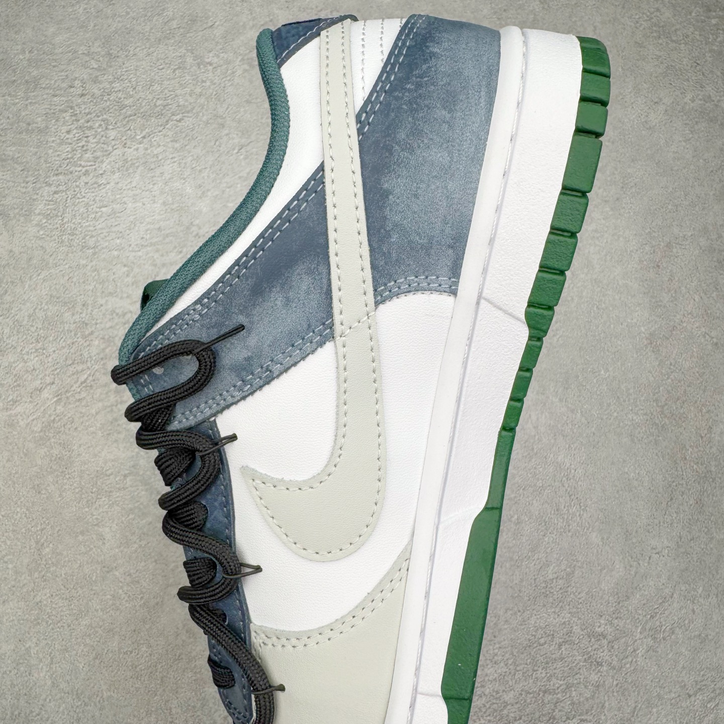 图片[7]-＃YC纯原 NK Dunk Low 城市风暴 DV0833-111 当夜幕低垂，都市的脉搏渐次清晰，鞋身以极简白为基调，沉稳的灰调覆于鞋面，仿佛傍晚时分天际残留的微光。而那抹骤然跃入视野的深邃绿，正是风暴来临前城市暗涌的生机——它藏在Swoosh标志的凌厉曲线中，如同暗夜中一道无声的闪电，拒绝被定义，为不羁者定制都市暗语。定制系列天花板 无原鞋不开发 全系列得物原鞋一比一校对开发 配色持续更新中 终端对接 优势输出 全套原厂楦头原纸板数据档案倾力打造 原汁原味莞产 极致还原 圈内最强针车工艺 高端零售指定版 广东原厂配套原盒原标 鞋盒分三个尺码段 原厂冲刀 超高清洁度 全鞋零毛边皮料切割 采用原厂百宏鞋带以及原厂百宏织唛舌标 内标可供原厂几率过验 进口原装条纹中底布 四线拉帮白色点胶 原厂拉帮手法遵循公司 原厂电绣 极致还原 尺码：36 36.5 37.5 38 38.5 39 40 40.5 41 42 42.5 43 44 44.5 45 46-选品中心