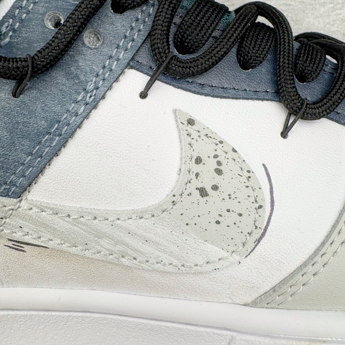 图片[13]-＃YC纯原 NK Dunk Low 城市风暴 DV0833-111 当夜幕低垂，都市的脉搏渐次清晰，鞋身以极简白为基调，沉稳的灰调覆于鞋面，仿佛傍晚时分天际残留的微光。而那抹骤然跃入视野的深邃绿，正是风暴来临前城市暗涌的生机——它藏在Swoosh标志的凌厉曲线中，如同暗夜中一道无声的闪电，拒绝被定义，为不羁者定制都市暗语。定制系列天花板 无原鞋不开发 全系列得物原鞋一比一校对开发 配色持续更新中 终端对接 优势输出 全套原厂楦头原纸板数据档案倾力打造 原汁原味莞产 极致还原 圈内最强针车工艺 高端零售指定版 广东原厂配套原盒原标 鞋盒分三个尺码段 原厂冲刀 超高清洁度 全鞋零毛边皮料切割 采用原厂百宏鞋带以及原厂百宏织唛舌标 内标可供原厂几率过验 进口原装条纹中底布 四线拉帮白色点胶 原厂拉帮手法遵循公司 原厂电绣 极致还原 尺码：36 36.5 37.5 38 38.5 39 40 40.5 41 42 42.5 43 44 44.5 45 46-选品中心