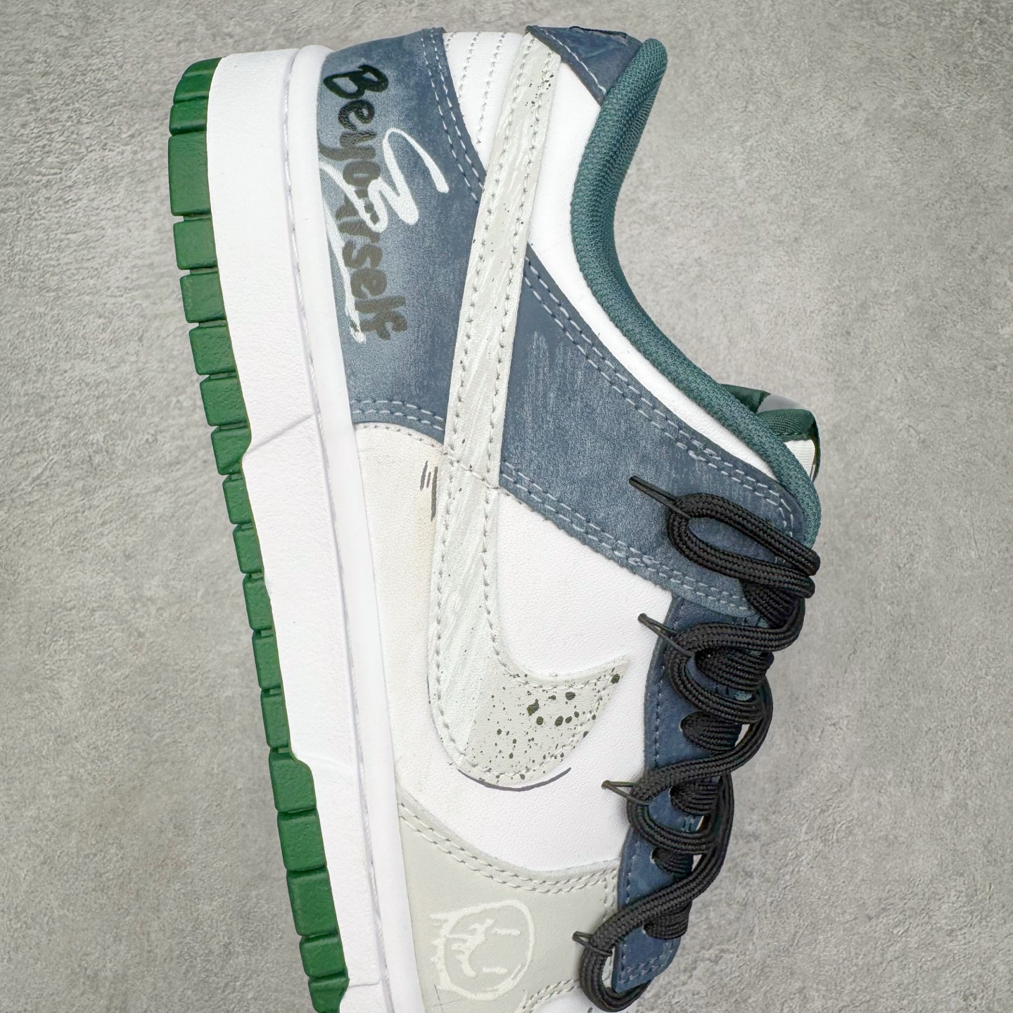 图片[6]-＃YC纯原 NK Dunk Low 城市风暴 DV0833-111 当夜幕低垂，都市的脉搏渐次清晰，鞋身以极简白为基调，沉稳的灰调覆于鞋面，仿佛傍晚时分天际残留的微光。而那抹骤然跃入视野的深邃绿，正是风暴来临前城市暗涌的生机——它藏在Swoosh标志的凌厉曲线中，如同暗夜中一道无声的闪电，拒绝被定义，为不羁者定制都市暗语。定制系列天花板 无原鞋不开发 全系列得物原鞋一比一校对开发 配色持续更新中 终端对接 优势输出 全套原厂楦头原纸板数据档案倾力打造 原汁原味莞产 极致还原 圈内最强针车工艺 高端零售指定版 广东原厂配套原盒原标 鞋盒分三个尺码段 原厂冲刀 超高清洁度 全鞋零毛边皮料切割 采用原厂百宏鞋带以及原厂百宏织唛舌标 内标可供原厂几率过验 进口原装条纹中底布 四线拉帮白色点胶 原厂拉帮手法遵循公司 原厂电绣 极致还原 尺码：36 36.5 37.5 38 38.5 39 40 40.5 41 42 42.5 43 44 44.5 45 46-选品中心