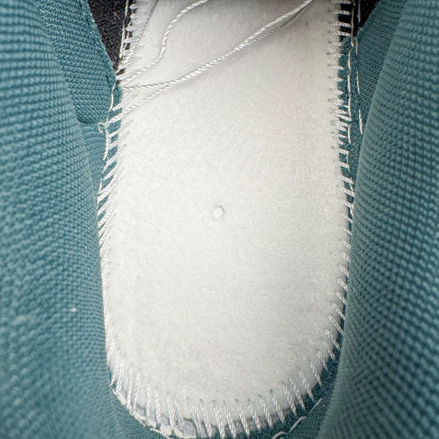 图片[16]-＃YC纯原 NK Dunk Low 城市风暴 DV0833-111 当夜幕低垂，都市的脉搏渐次清晰，鞋身以极简白为基调，沉稳的灰调覆于鞋面，仿佛傍晚时分天际残留的微光。而那抹骤然跃入视野的深邃绿，正是风暴来临前城市暗涌的生机——它藏在Swoosh标志的凌厉曲线中，如同暗夜中一道无声的闪电，拒绝被定义，为不羁者定制都市暗语。定制系列天花板 无原鞋不开发 全系列得物原鞋一比一校对开发 配色持续更新中 终端对接 优势输出 全套原厂楦头原纸板数据档案倾力打造 原汁原味莞产 极致还原 圈内最强针车工艺 高端零售指定版 广东原厂配套原盒原标 鞋盒分三个尺码段 原厂冲刀 超高清洁度 全鞋零毛边皮料切割 采用原厂百宏鞋带以及原厂百宏织唛舌标 内标可供原厂几率过验 进口原装条纹中底布 四线拉帮白色点胶 原厂拉帮手法遵循公司 原厂电绣 极致还原 尺码：36 36.5 37.5 38 38.5 39 40 40.5 41 42 42.5 43 44 44.5 45 46-选品中心