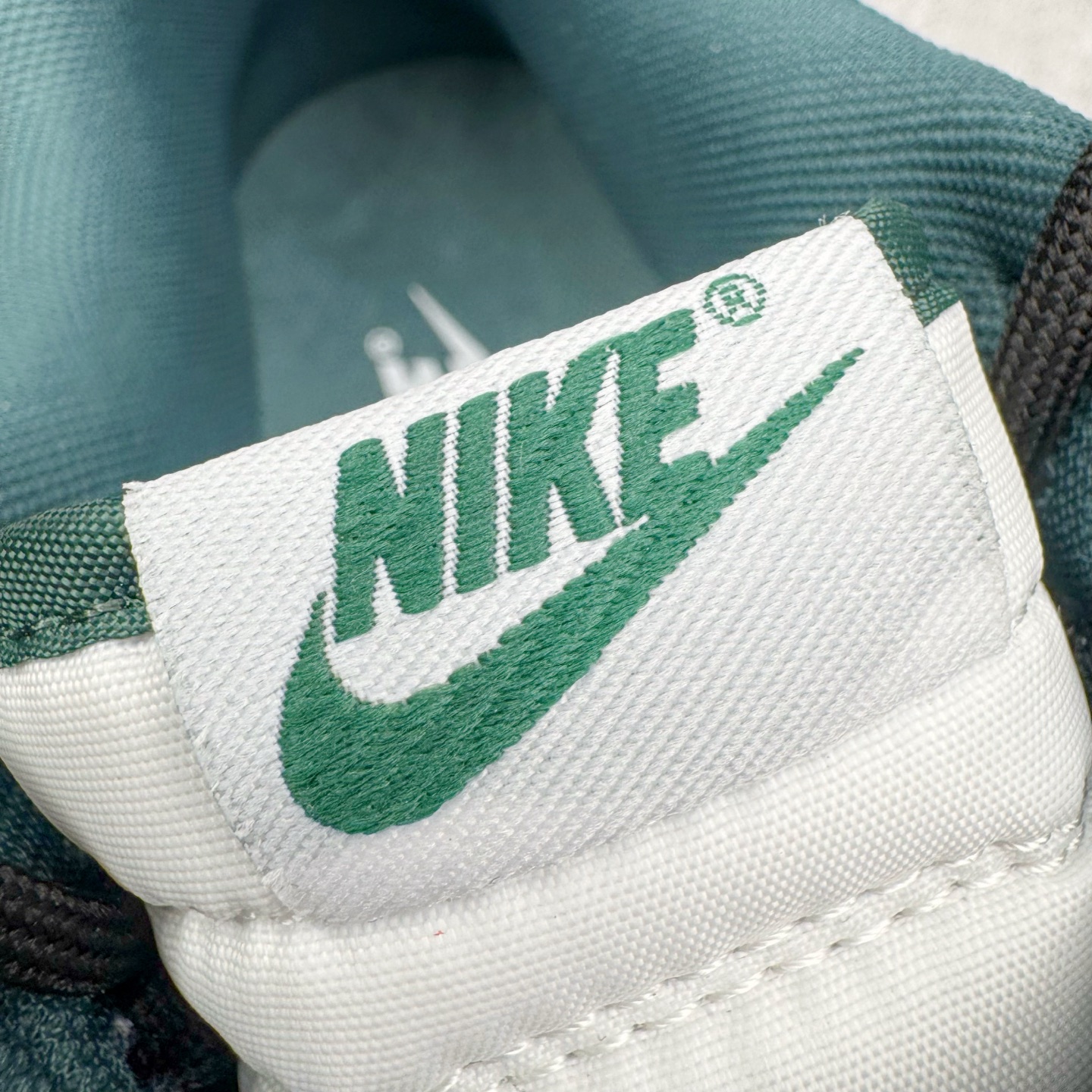 图片[10]-＃YC纯原 NK Dunk Low 城市风暴 DV0833-111 当夜幕低垂，都市的脉搏渐次清晰，鞋身以极简白为基调，沉稳的灰调覆于鞋面，仿佛傍晚时分天际残留的微光。而那抹骤然跃入视野的深邃绿，正是风暴来临前城市暗涌的生机——它藏在Swoosh标志的凌厉曲线中，如同暗夜中一道无声的闪电，拒绝被定义，为不羁者定制都市暗语。定制系列天花板 无原鞋不开发 全系列得物原鞋一比一校对开发 配色持续更新中 终端对接 优势输出 全套原厂楦头原纸板数据档案倾力打造 原汁原味莞产 极致还原 圈内最强针车工艺 高端零售指定版 广东原厂配套原盒原标 鞋盒分三个尺码段 原厂冲刀 超高清洁度 全鞋零毛边皮料切割 采用原厂百宏鞋带以及原厂百宏织唛舌标 内标可供原厂几率过验 进口原装条纹中底布 四线拉帮白色点胶 原厂拉帮手法遵循公司 原厂电绣 极致还原 尺码：36 36.5 37.5 38 38.5 39 40 40.5 41 42 42.5 43 44 44.5 45 46-选品中心