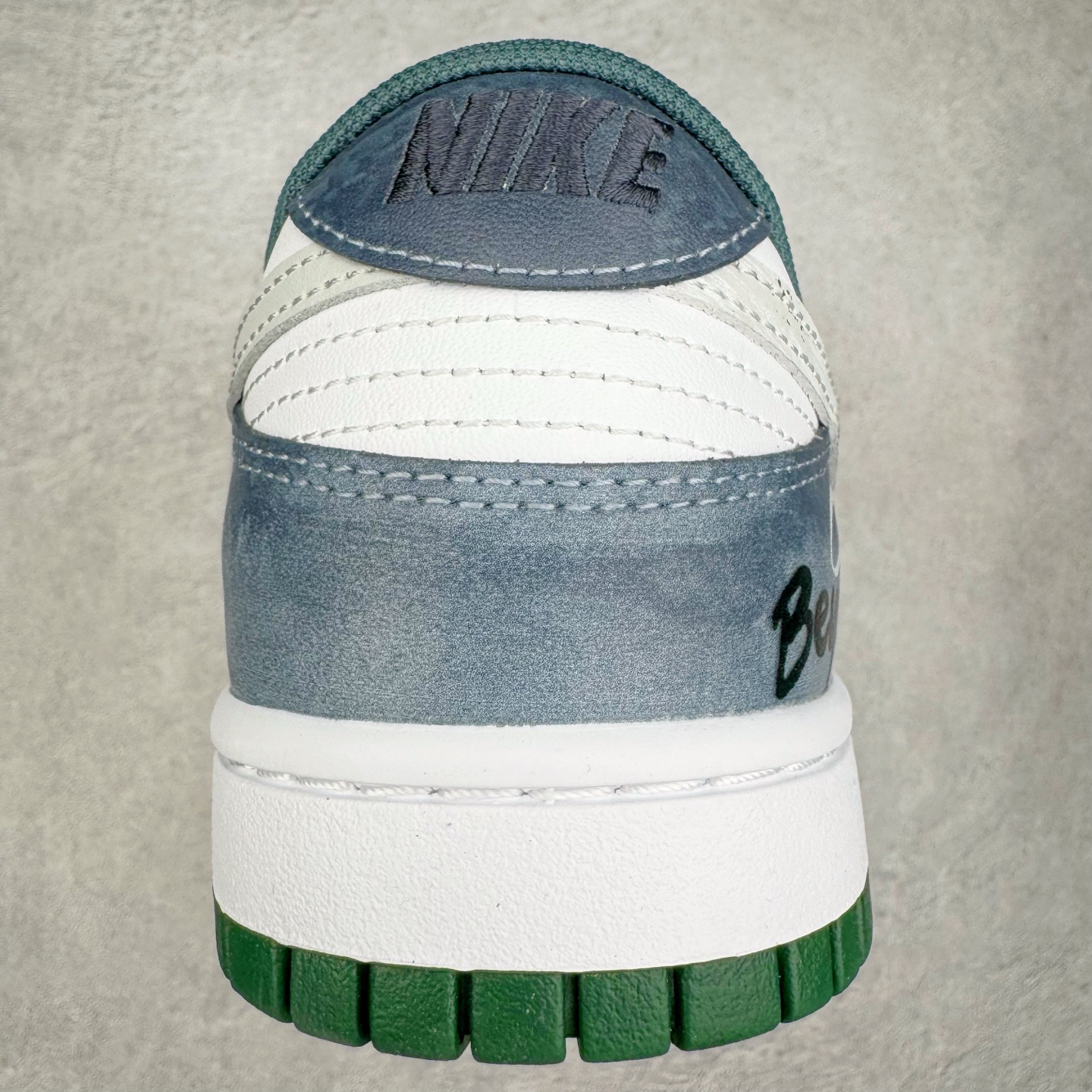 图片[8]-＃YC纯原 NK Dunk Low 城市风暴 DV0833-111 当夜幕低垂，都市的脉搏渐次清晰，鞋身以极简白为基调，沉稳的灰调覆于鞋面，仿佛傍晚时分天际残留的微光。而那抹骤然跃入视野的深邃绿，正是风暴来临前城市暗涌的生机——它藏在Swoosh标志的凌厉曲线中，如同暗夜中一道无声的闪电，拒绝被定义，为不羁者定制都市暗语。定制系列天花板 无原鞋不开发 全系列得物原鞋一比一校对开发 配色持续更新中 终端对接 优势输出 全套原厂楦头原纸板数据档案倾力打造 原汁原味莞产 极致还原 圈内最强针车工艺 高端零售指定版 广东原厂配套原盒原标 鞋盒分三个尺码段 原厂冲刀 超高清洁度 全鞋零毛边皮料切割 采用原厂百宏鞋带以及原厂百宏织唛舌标 内标可供原厂几率过验 进口原装条纹中底布 四线拉帮白色点胶 原厂拉帮手法遵循公司 原厂电绣 极致还原 尺码：36 36.5 37.5 38 38.5 39 40 40.5 41 42 42.5 43 44 44.5 45 46-选品中心