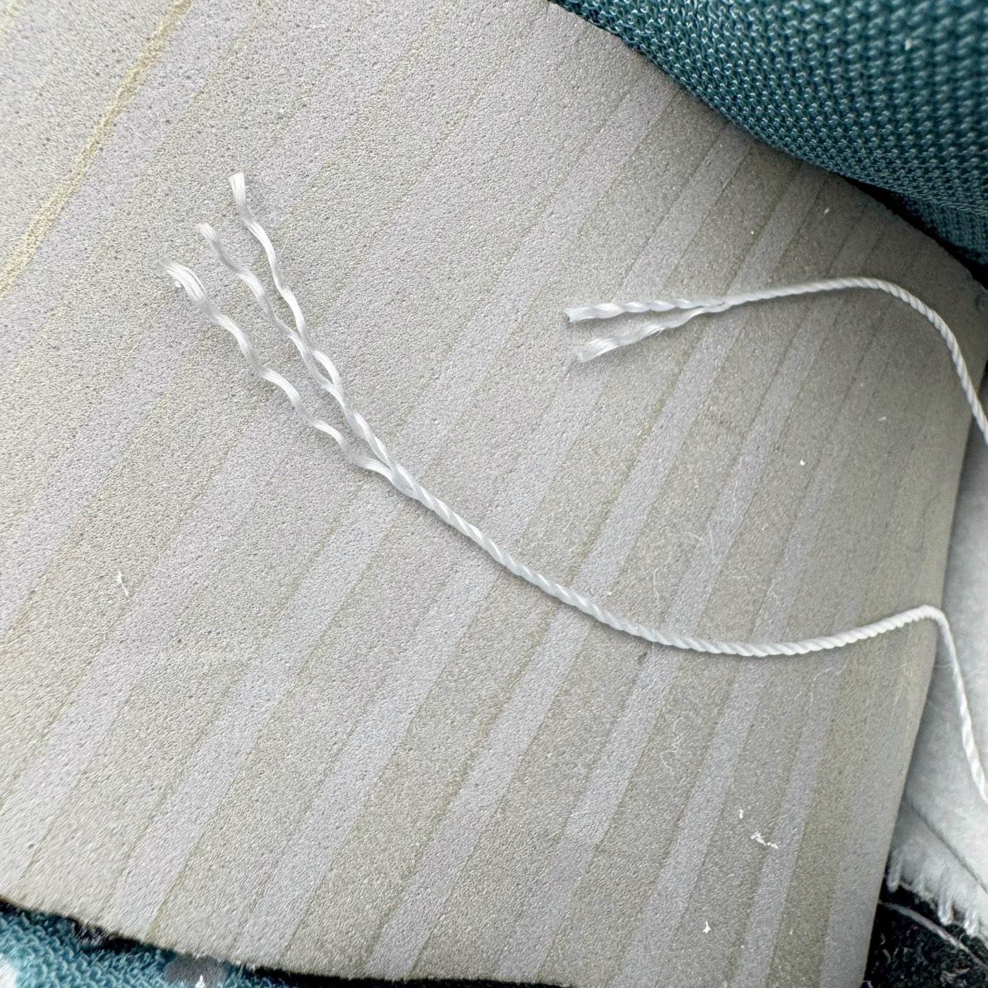 图片[17]-＃YC纯原 NK Dunk Low 城市风暴 DV0833-111 当夜幕低垂，都市的脉搏渐次清晰，鞋身以极简白为基调，沉稳的灰调覆于鞋面，仿佛傍晚时分天际残留的微光。而那抹骤然跃入视野的深邃绿，正是风暴来临前城市暗涌的生机——它藏在Swoosh标志的凌厉曲线中，如同暗夜中一道无声的闪电，拒绝被定义，为不羁者定制都市暗语。定制系列天花板 无原鞋不开发 全系列得物原鞋一比一校对开发 配色持续更新中 终端对接 优势输出 全套原厂楦头原纸板数据档案倾力打造 原汁原味莞产 极致还原 圈内最强针车工艺 高端零售指定版 广东原厂配套原盒原标 鞋盒分三个尺码段 原厂冲刀 超高清洁度 全鞋零毛边皮料切割 采用原厂百宏鞋带以及原厂百宏织唛舌标 内标可供原厂几率过验 进口原装条纹中底布 四线拉帮白色点胶 原厂拉帮手法遵循公司 原厂电绣 极致还原 尺码：36 36.5 37.5 38 38.5 39 40 40.5 41 42 42.5 43 44 44.5 45 46-选品中心