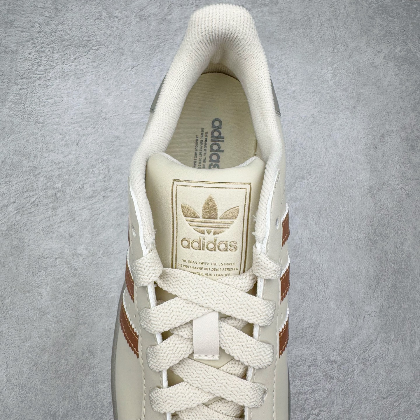 图片[5]-＃XP纯原套现福利 AD Originals Superstar 经典复古贝壳头板鞋 JR7355 诞生于1969年 是第一双将全皮面鞋 身与橡胶鞋头结合在一起的低帮篮球鞋 Superstar最开始 是作为高帮篮球鞋Pro Model的低帮版本而出现的 但因为其独特和醒目的橡胶鞋头造型而让大家熟知 被大家形象地称为\\\”shelltoe\\\”贝壳头 在70年代的美国职业篮球场上 接近3/4的NBA球员都将这双Superstar作为场上用鞋 80年代之后 经过不断的改良和发展 Superstar逐渐成为横跨时装、音乐、街头文化、休闲和运动等各大领域的时尚潮鞋 尺码：36 36.5 37 38 38.5 39 40 40.5 41 42 42.5 43 44 44.5 45-选品中心