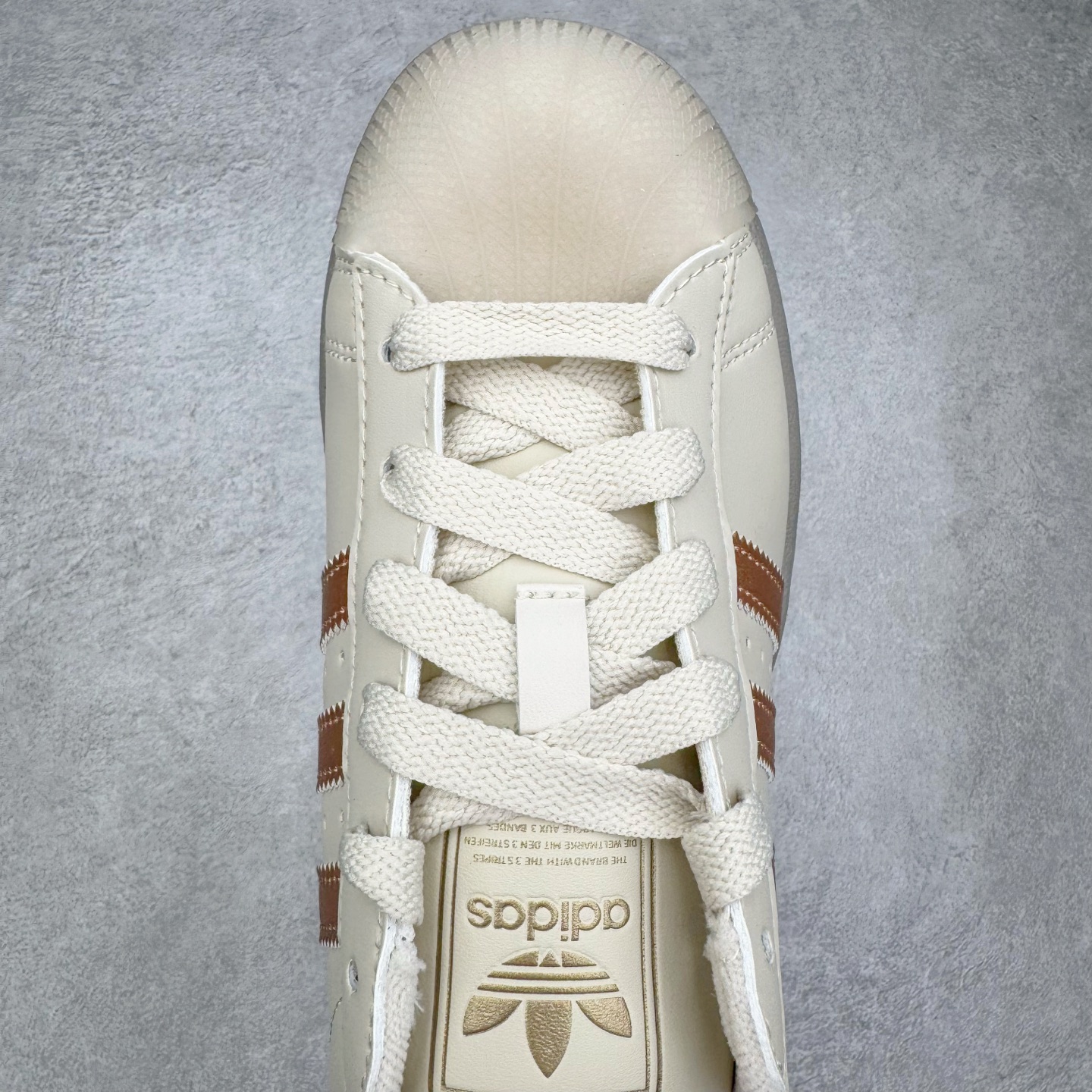 图片[4]-＃XP纯原套现福利 AD Originals Superstar 经典复古贝壳头板鞋 JR7355 诞生于1969年 是第一双将全皮面鞋 身与橡胶鞋头结合在一起的低帮篮球鞋 Superstar最开始 是作为高帮篮球鞋Pro Model的低帮版本而出现的 但因为其独特和醒目的橡胶鞋头造型而让大家熟知 被大家形象地称为\\\”shelltoe\\\”贝壳头 在70年代的美国职业篮球场上 接近3/4的NBA球员都将这双Superstar作为场上用鞋 80年代之后 经过不断的改良和发展 Superstar逐渐成为横跨时装、音乐、街头文化、休闲和运动等各大领域的时尚潮鞋 尺码：36 36.5 37 38 38.5 39 40 40.5 41 42 42.5 43 44 44.5 45-选品中心