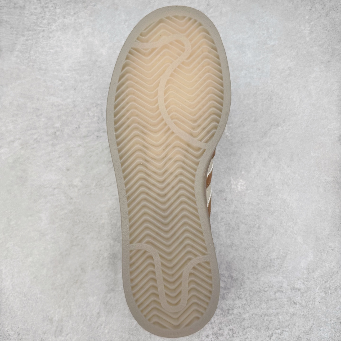 图片[9]-＃XP纯原套现福利 AD Originals Superstar 经典复古贝壳头板鞋 JR7355 诞生于1969年 是第一双将全皮面鞋 身与橡胶鞋头结合在一起的低帮篮球鞋 Superstar最开始 是作为高帮篮球鞋Pro Model的低帮版本而出现的 但因为其独特和醒目的橡胶鞋头造型而让大家熟知 被大家形象地称为\\\”shelltoe\\\”贝壳头 在70年代的美国职业篮球场上 接近3/4的NBA球员都将这双Superstar作为场上用鞋 80年代之后 经过不断的改良和发展 Superstar逐渐成为横跨时装、音乐、街头文化、休闲和运动等各大领域的时尚潮鞋 尺码：36 36.5 37 38 38.5 39 40 40.5 41 42 42.5 43 44 44.5 45-选品中心