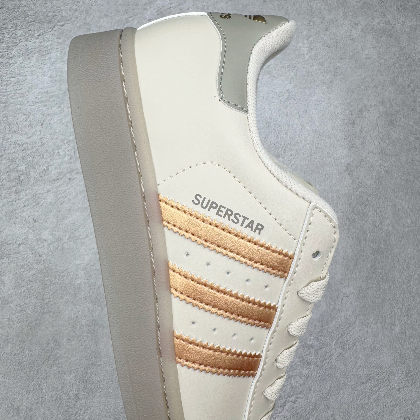 图片[6]-＃XP纯原套现福利 AD Originals Superstar 经典复古贝壳头板鞋 JR7355 诞生于1969年 是第一双将全皮面鞋 身与橡胶鞋头结合在一起的低帮篮球鞋 Superstar最开始 是作为高帮篮球鞋Pro Model的低帮版本而出现的 但因为其独特和醒目的橡胶鞋头造型而让大家熟知 被大家形象地称为\\\”shelltoe\\\”贝壳头 在70年代的美国职业篮球场上 接近3/4的NBA球员都将这双Superstar作为场上用鞋 80年代之后 经过不断的改良和发展 Superstar逐渐成为横跨时装、音乐、街头文化、休闲和运动等各大领域的时尚潮鞋 尺码：36 36.5 37 38 38.5 39 40 40.5 41 42 42.5 43 44 44.5 45-选品中心