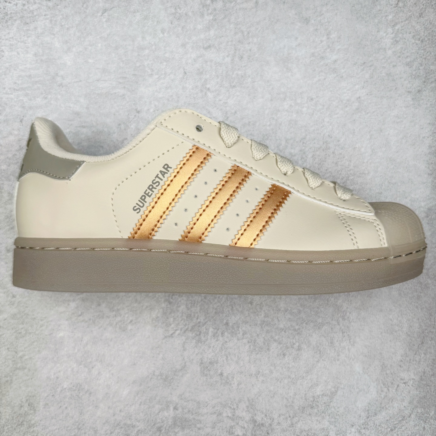 ＃XP纯原套现福利 AD Originals Superstar 经典复古贝壳头板鞋 JR7355 诞生于1969年 是第一双将全皮面鞋 身与橡胶鞋头结合在一起的低帮篮球鞋 Superstar最开始 是作为高帮篮球鞋Pro Model的低帮版本而出现的 但因为其独特和醒目的橡胶鞋头造型而让大家熟知 被大家形象地称为\\\