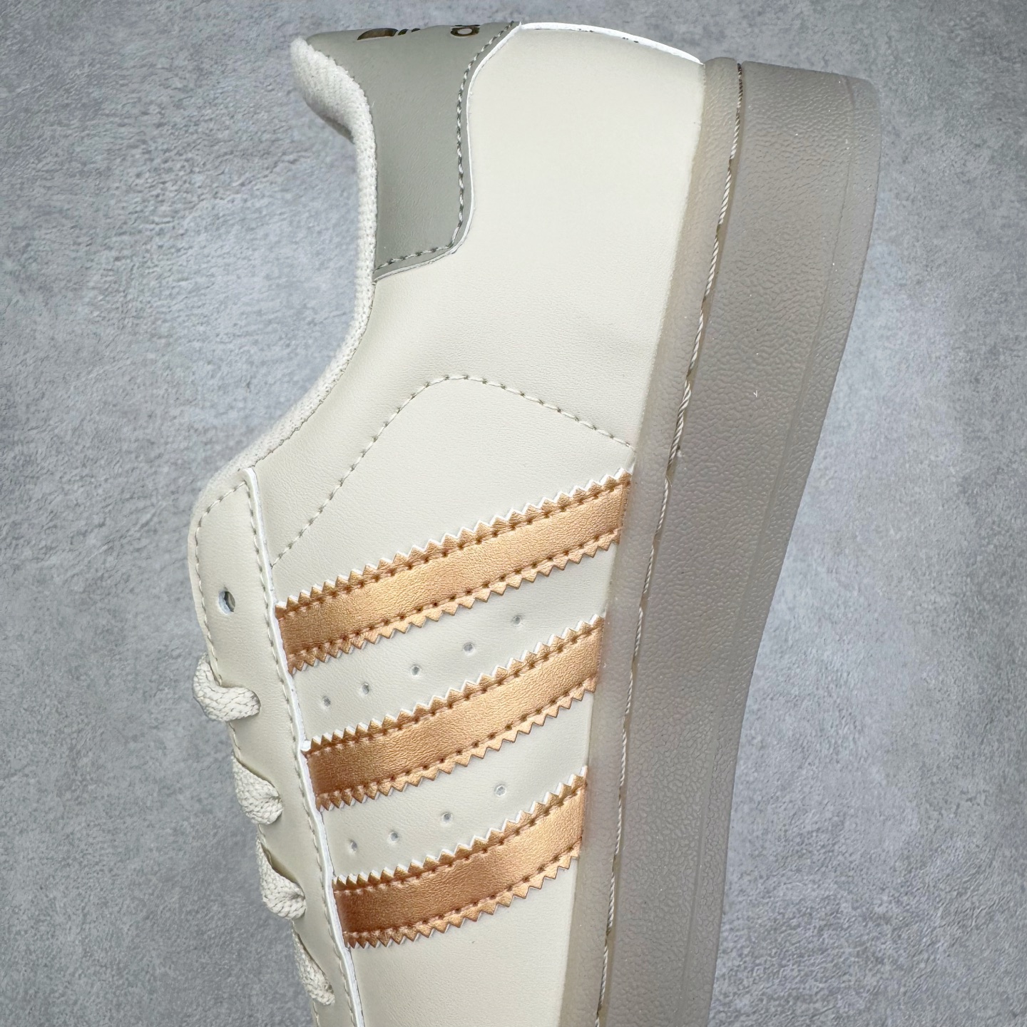 图片[7]-＃XP纯原套现福利 AD Originals Superstar 经典复古贝壳头板鞋 JR7355 诞生于1969年 是第一双将全皮面鞋 身与橡胶鞋头结合在一起的低帮篮球鞋 Superstar最开始 是作为高帮篮球鞋Pro Model的低帮版本而出现的 但因为其独特和醒目的橡胶鞋头造型而让大家熟知 被大家形象地称为\\\”shelltoe\\\”贝壳头 在70年代的美国职业篮球场上 接近3/4的NBA球员都将这双Superstar作为场上用鞋 80年代之后 经过不断的改良和发展 Superstar逐渐成为横跨时装、音乐、街头文化、休闲和运动等各大领域的时尚潮鞋 尺码：36 36.5 37 38 38.5 39 40 40.5 41 42 42.5 43 44 44.5 45-选品中心