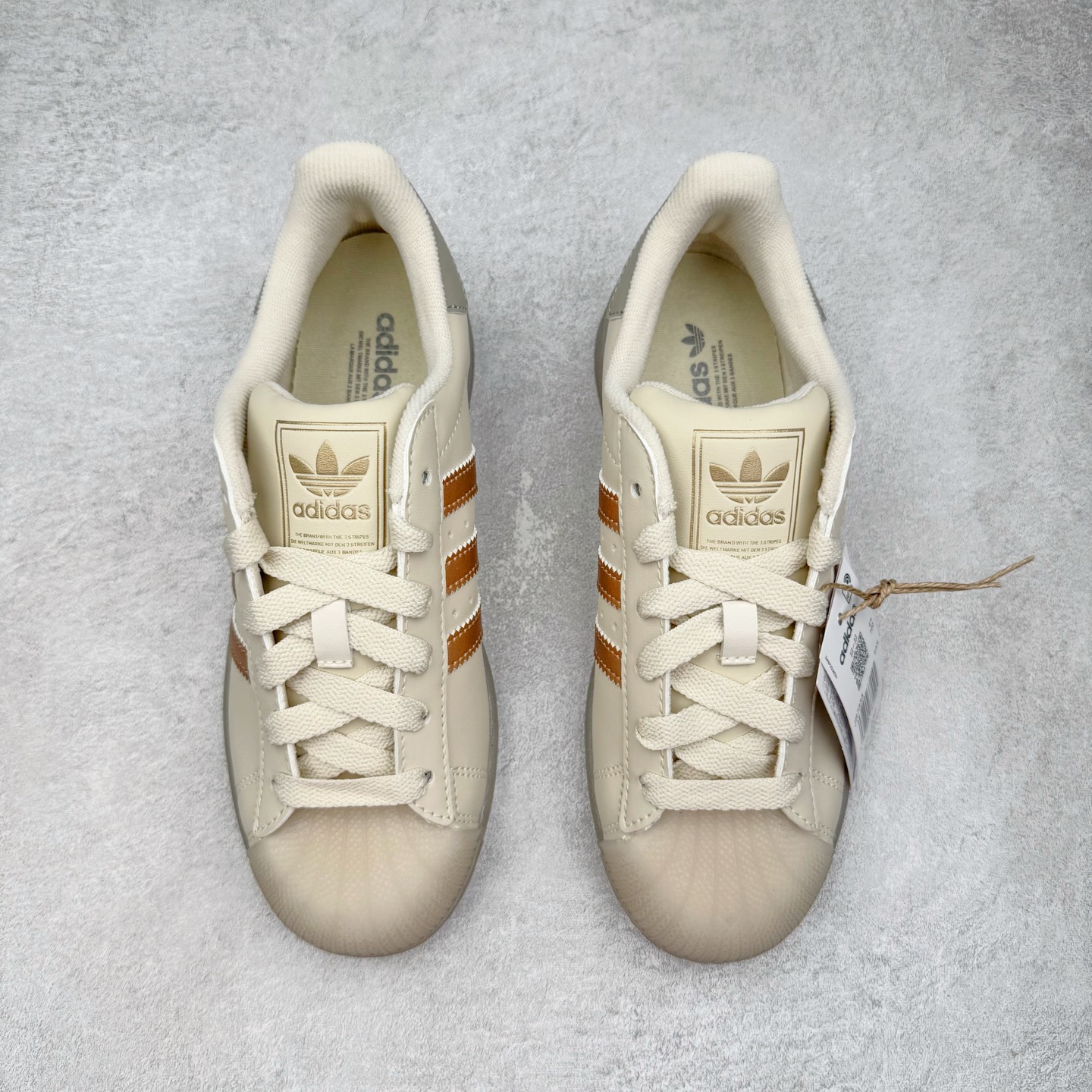 图片[2]-＃XP纯原套现福利 AD Originals Superstar 经典复古贝壳头板鞋 JR7355 诞生于1969年 是第一双将全皮面鞋 身与橡胶鞋头结合在一起的低帮篮球鞋 Superstar最开始 是作为高帮篮球鞋Pro Model的低帮版本而出现的 但因为其独特和醒目的橡胶鞋头造型而让大家熟知 被大家形象地称为\\\”shelltoe\\\”贝壳头 在70年代的美国职业篮球场上 接近3/4的NBA球员都将这双Superstar作为场上用鞋 80年代之后 经过不断的改良和发展 Superstar逐渐成为横跨时装、音乐、街头文化、休闲和运动等各大领域的时尚潮鞋 尺码：36 36.5 37 38 38.5 39 40 40.5 41 42 42.5 43 44 44.5 45-选品中心