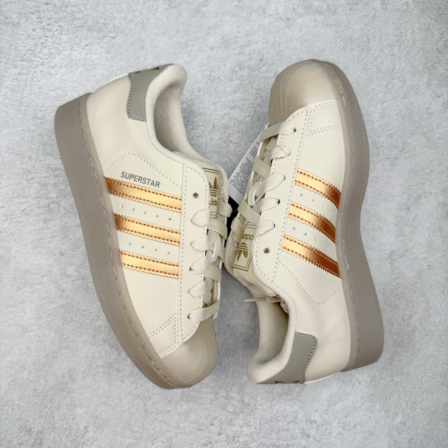 图片[3]-＃XP纯原套现福利 AD Originals Superstar 经典复古贝壳头板鞋 JR7355 诞生于1969年 是第一双将全皮面鞋 身与橡胶鞋头结合在一起的低帮篮球鞋 Superstar最开始 是作为高帮篮球鞋Pro Model的低帮版本而出现的 但因为其独特和醒目的橡胶鞋头造型而让大家熟知 被大家形象地称为\\\”shelltoe\\\”贝壳头 在70年代的美国职业篮球场上 接近3/4的NBA球员都将这双Superstar作为场上用鞋 80年代之后 经过不断的改良和发展 Superstar逐渐成为横跨时装、音乐、街头文化、休闲和运动等各大领域的时尚潮鞋 尺码：36 36.5 37 38 38.5 39 40 40.5 41 42 42.5 43 44 44.5 45-选品中心