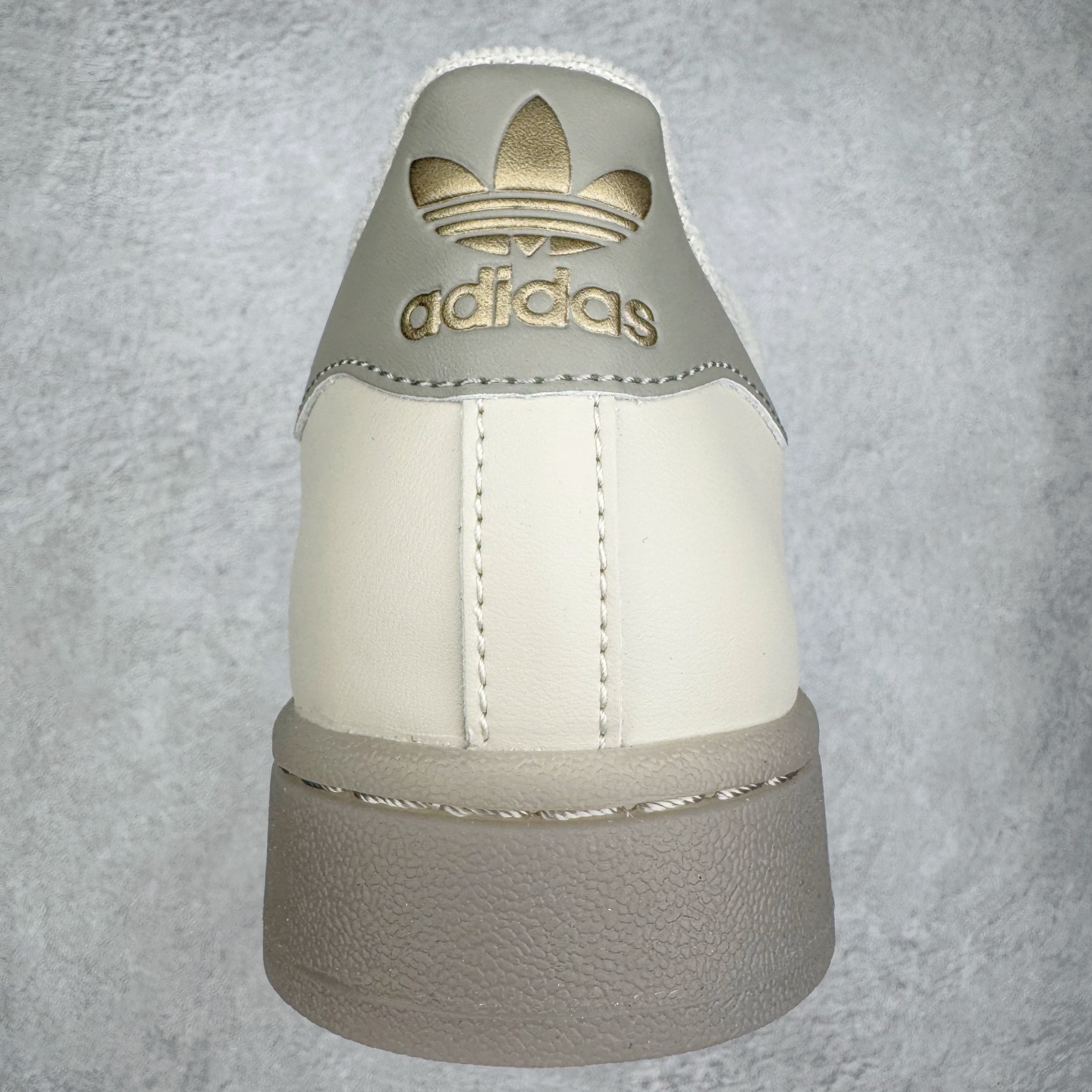 图片[8]-＃XP纯原套现福利 AD Originals Superstar 经典复古贝壳头板鞋 JR7355 诞生于1969年 是第一双将全皮面鞋 身与橡胶鞋头结合在一起的低帮篮球鞋 Superstar最开始 是作为高帮篮球鞋Pro Model的低帮版本而出现的 但因为其独特和醒目的橡胶鞋头造型而让大家熟知 被大家形象地称为\\\”shelltoe\\\”贝壳头 在70年代的美国职业篮球场上 接近3/4的NBA球员都将这双Superstar作为场上用鞋 80年代之后 经过不断的改良和发展 Superstar逐渐成为横跨时装、音乐、街头文化、休闲和运动等各大领域的时尚潮鞋 尺码：36 36.5 37 38 38.5 39 40 40.5 41 42 42.5 43 44 44.5 45-选品中心