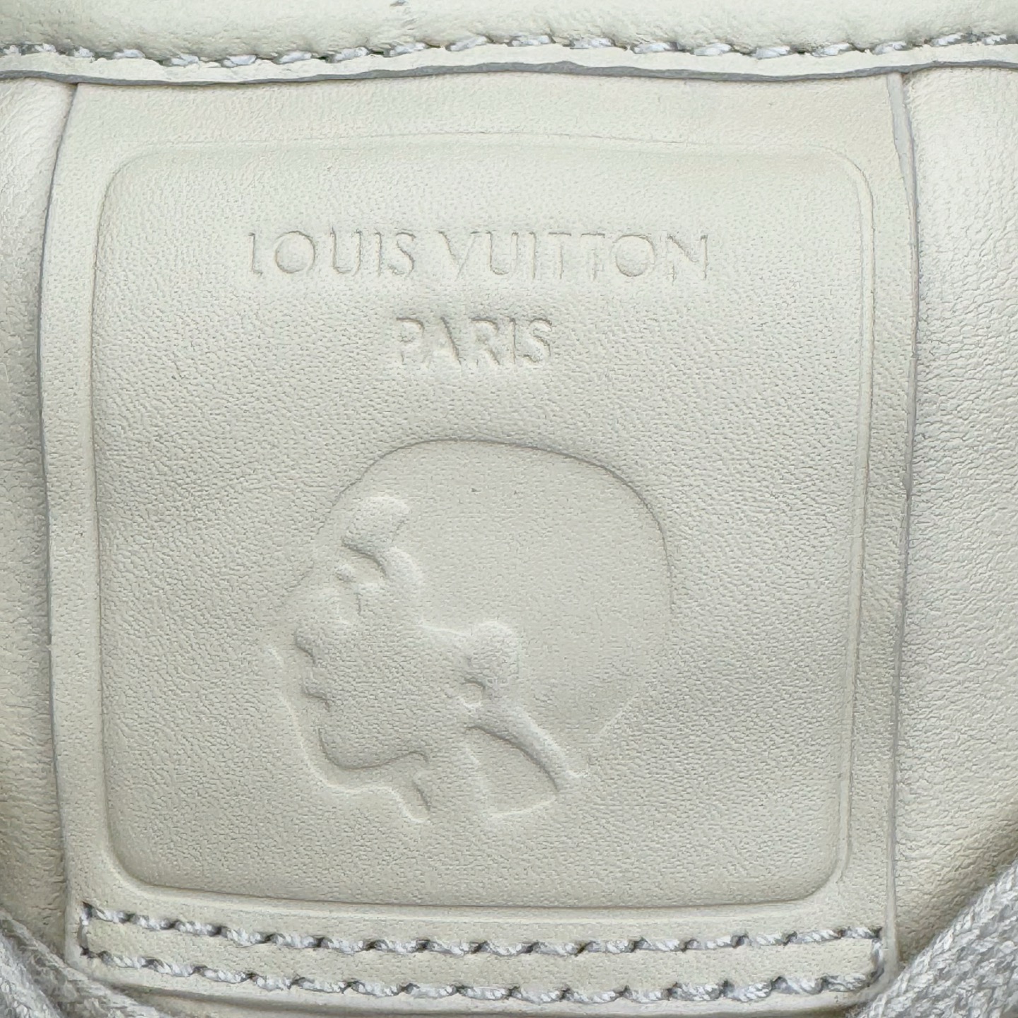 图片[16]-＃M纯原 LOUIS VUITTON x Nigo lv联名款 Buttersoft 牛皮革羊皮革 FW25 图案压纹 圆头系带 低帮 生活休闲鞋 男女同款 白色 外贸零售特供批次 2023全新纸板数据 印花高频效果碾压市面 市售天花板产物 耗时半年巨作 全套原厂新版原纸板楦头开发 原厂特供皮料加持 市场所有版本中综合最强的货品 GD实力大厂出品 全网最全配色更新最快 最成熟的做工稳定的品控 完美鞋型超高的清洁度 零毛边线头瑕疵 全套原楦原纸版原鞋开模 全网最具灵魂的版型 正确原装黄色鞋盒 正确中底印花 鞋面印花3D高频深度立体 全鞋电脑针车 紧密相连 针距密度一致 环保乳胶注塑鞋垫 厚度脚感还原原版 皮面裁剪部位 统一油边封口工艺 原装橡胶大底含胶量大底组合零偏差 专柜全套包装 防尘袋 说明书 质保卡 男女鞋 尺码：35 36 37 38 39 40 41 42 43 44 45-选品中心