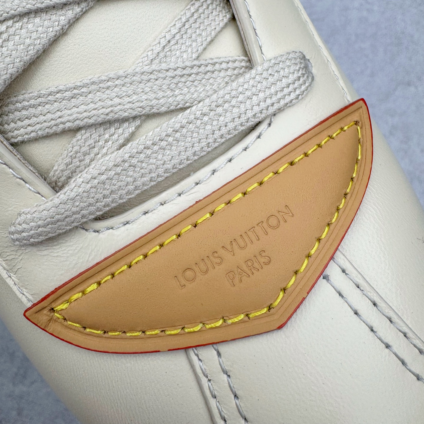 图片[20]-＃M纯原 LOUIS VUITTON x Nigo lv联名款 Buttersoft 牛皮革羊皮革 FW25 图案压纹 圆头系带 低帮 生活休闲鞋 男女同款 白色 外贸零售特供批次 2023全新纸板数据 印花高频效果碾压市面 市售天花板产物 耗时半年巨作 全套原厂新版原纸板楦头开发 原厂特供皮料加持 市场所有版本中综合最强的货品 GD实力大厂出品 全网最全配色更新最快 最成熟的做工稳定的品控 完美鞋型超高的清洁度 零毛边线头瑕疵 全套原楦原纸版原鞋开模 全网最具灵魂的版型 正确原装黄色鞋盒 正确中底印花 鞋面印花3D高频深度立体 全鞋电脑针车 紧密相连 针距密度一致 环保乳胶注塑鞋垫 厚度脚感还原原版 皮面裁剪部位 统一油边封口工艺 原装橡胶大底含胶量大底组合零偏差 专柜全套包装 防尘袋 说明书 质保卡 男女鞋 尺码：35 36 37 38 39 40 41 42 43 44 45-选品中心