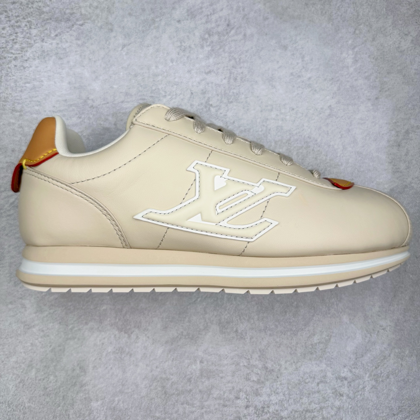 ＃M纯原 LOUIS VUITTON x Nigo lv联名款 Buttersoft 牛皮革羊皮革 FW25 图案压纹 圆头系带 低帮 生活休闲鞋 男女同款 白色 外贸零售特供批次 2023全新纸板数据 印花高频效果碾压市面 市售天花板产物 耗时半年巨作 全套原厂新版原纸板楦头开发 原厂特供皮料加持 市场所有版本中综合最强的货品 GD实力大厂出品 全网最全配色更新最快 最成熟的做工稳定的品控 完美鞋型超高的清洁度 零毛边线头瑕疵 全套原楦原纸版原鞋开模 全网最具灵魂的版型 正确原装黄色鞋盒 正确中底印花 鞋面印花3D高频深度立体 全鞋电脑针车 紧密相连 针距密度一致 环保乳胶注塑鞋垫 厚度脚感还原原版 皮面裁剪部位 统一油边封口工艺 原装橡胶大底含胶量大底组合零偏差 专柜全套包装 防尘袋 说明书 质保卡 男女鞋 尺码：35 36 37 38 39 40 41 42 43 44 45-选品中心