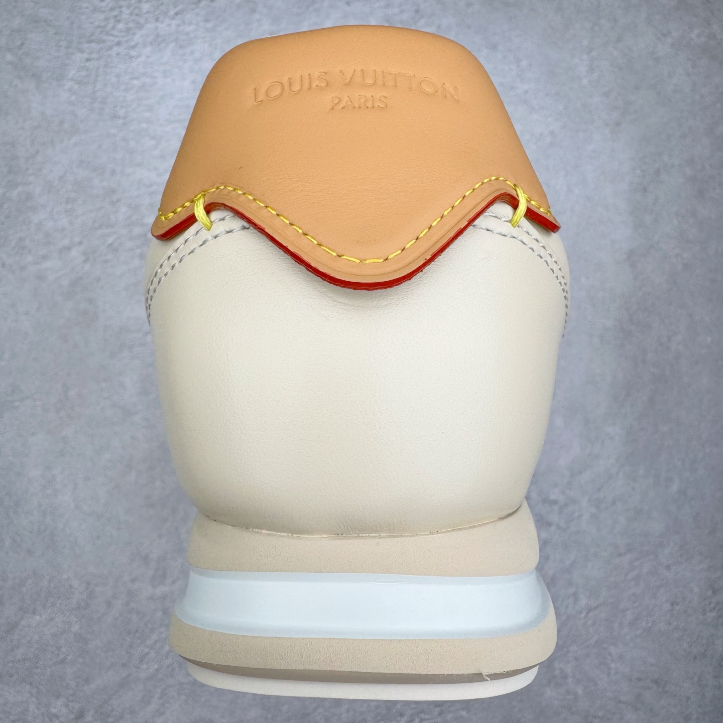 图片[8]-＃M纯原 LOUIS VUITTON x Nigo lv联名款 Buttersoft 牛皮革羊皮革 FW25 图案压纹 圆头系带 低帮 生活休闲鞋 男女同款 白色 外贸零售特供批次 2023全新纸板数据 印花高频效果碾压市面 市售天花板产物 耗时半年巨作 全套原厂新版原纸板楦头开发 原厂特供皮料加持 市场所有版本中综合最强的货品 GD实力大厂出品 全网最全配色更新最快 最成熟的做工稳定的品控 完美鞋型超高的清洁度 零毛边线头瑕疵 全套原楦原纸版原鞋开模 全网最具灵魂的版型 正确原装黄色鞋盒 正确中底印花 鞋面印花3D高频深度立体 全鞋电脑针车 紧密相连 针距密度一致 环保乳胶注塑鞋垫 厚度脚感还原原版 皮面裁剪部位 统一油边封口工艺 原装橡胶大底含胶量大底组合零偏差 专柜全套包装 防尘袋 说明书 质保卡 男女鞋 尺码：35 36 37 38 39 40 41 42 43 44 45-选品中心