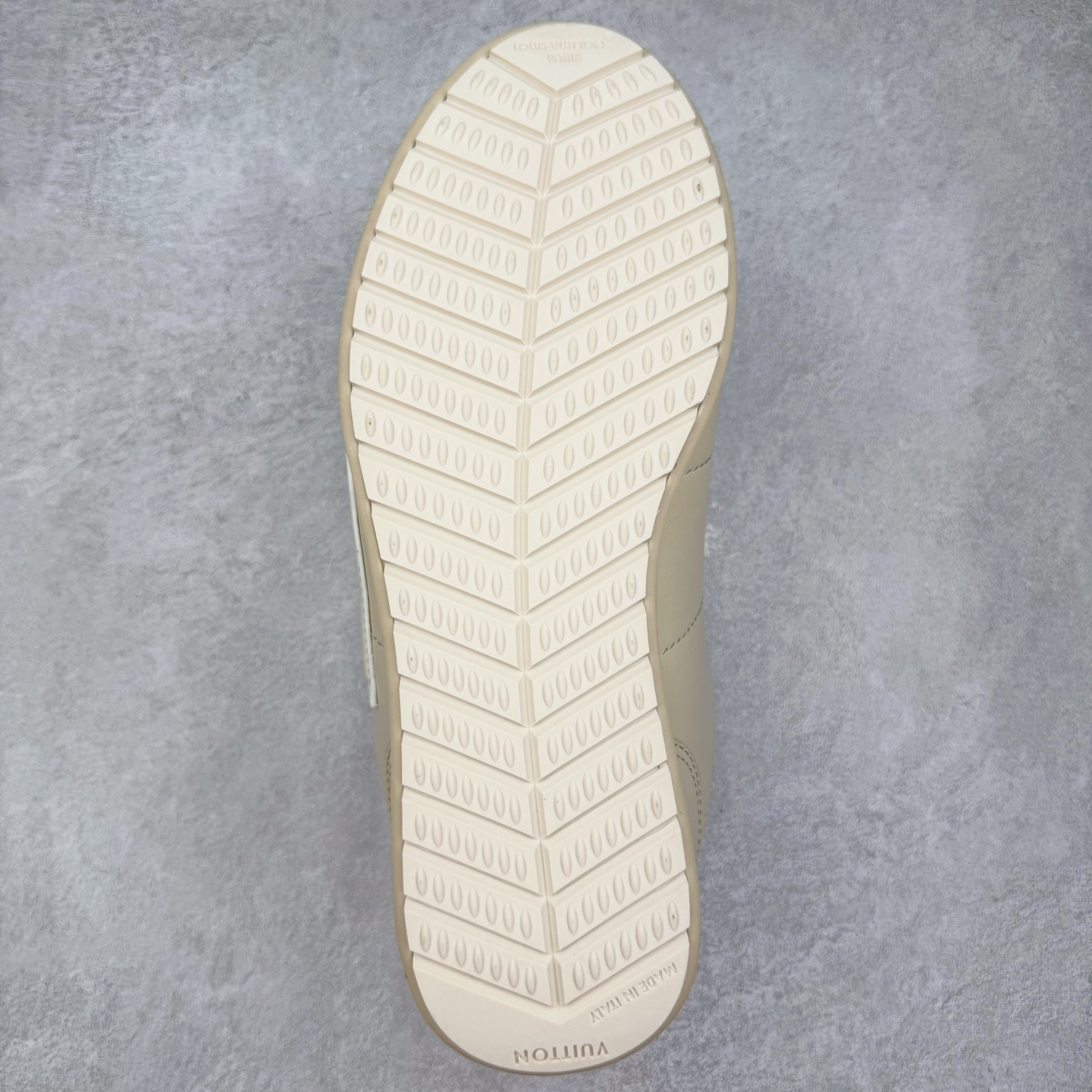 图片[9]-＃M纯原 LOUIS VUITTON x Nigo lv联名款 Buttersoft 牛皮革羊皮革 FW25 图案压纹 圆头系带 低帮 生活休闲鞋 男女同款 白色 外贸零售特供批次 2023全新纸板数据 印花高频效果碾压市面 市售天花板产物 耗时半年巨作 全套原厂新版原纸板楦头开发 原厂特供皮料加持 市场所有版本中综合最强的货品 GD实力大厂出品 全网最全配色更新最快 最成熟的做工稳定的品控 完美鞋型超高的清洁度 零毛边线头瑕疵 全套原楦原纸版原鞋开模 全网最具灵魂的版型 正确原装黄色鞋盒 正确中底印花 鞋面印花3D高频深度立体 全鞋电脑针车 紧密相连 针距密度一致 环保乳胶注塑鞋垫 厚度脚感还原原版 皮面裁剪部位 统一油边封口工艺 原装橡胶大底含胶量大底组合零偏差 专柜全套包装 防尘袋 说明书 质保卡 男女鞋 尺码：35 36 37 38 39 40 41 42 43 44 45-选品中心