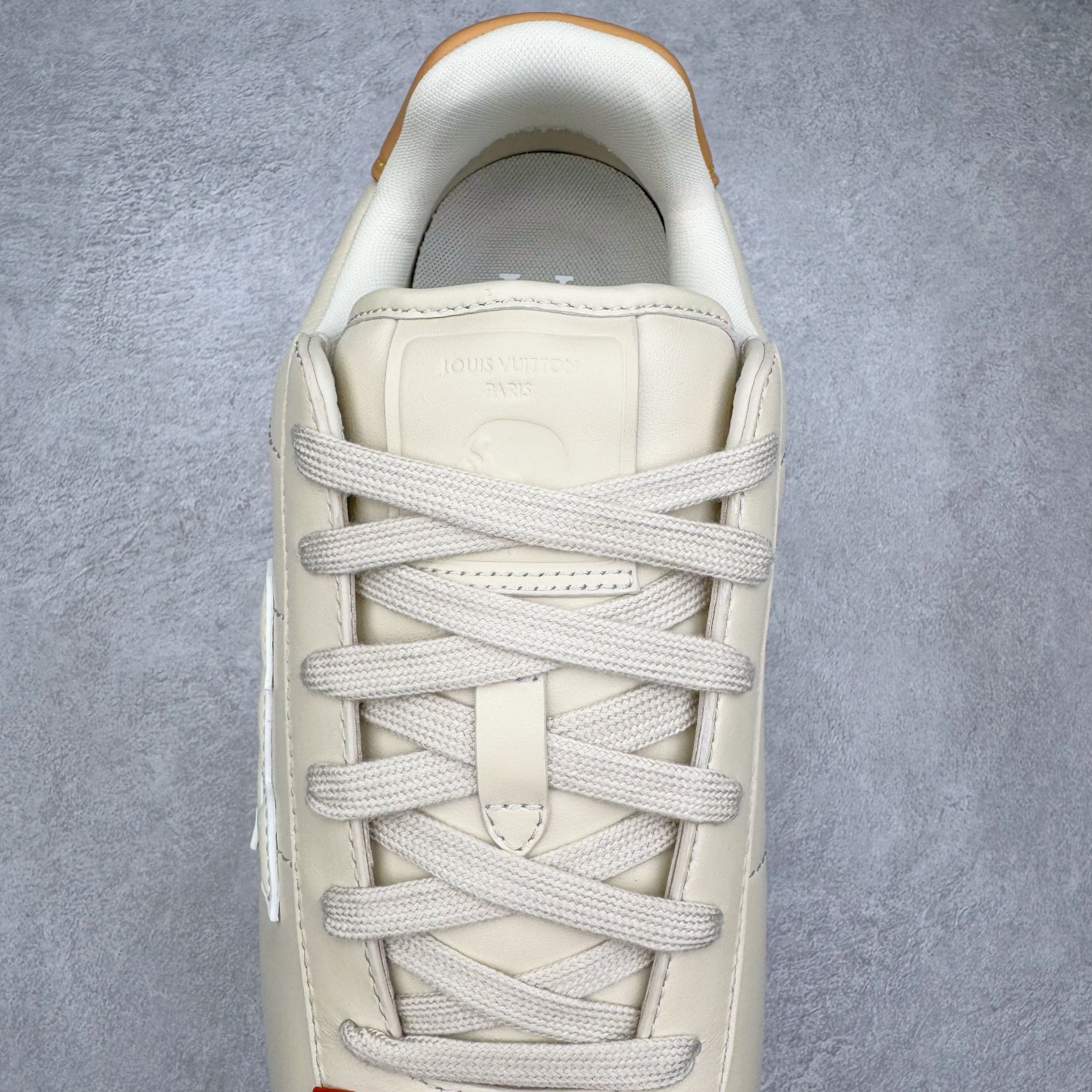 图片[5]-＃M纯原 LOUIS VUITTON x Nigo lv联名款 Buttersoft 牛皮革羊皮革 FW25 图案压纹 圆头系带 低帮 生活休闲鞋 男女同款 白色 外贸零售特供批次 2023全新纸板数据 印花高频效果碾压市面 市售天花板产物 耗时半年巨作 全套原厂新版原纸板楦头开发 原厂特供皮料加持 市场所有版本中综合最强的货品 GD实力大厂出品 全网最全配色更新最快 最成熟的做工稳定的品控 完美鞋型超高的清洁度 零毛边线头瑕疵 全套原楦原纸版原鞋开模 全网最具灵魂的版型 正确原装黄色鞋盒 正确中底印花 鞋面印花3D高频深度立体 全鞋电脑针车 紧密相连 针距密度一致 环保乳胶注塑鞋垫 厚度脚感还原原版 皮面裁剪部位 统一油边封口工艺 原装橡胶大底含胶量大底组合零偏差 专柜全套包装 防尘袋 说明书 质保卡 男女鞋 尺码：35 36 37 38 39 40 41 42 43 44 45-选品中心