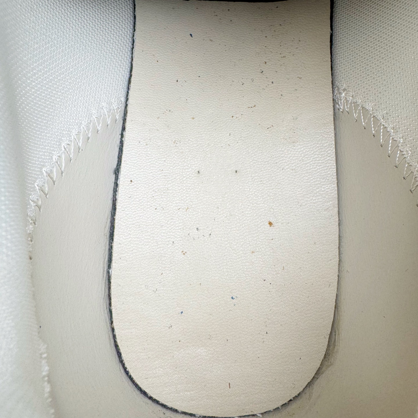 图片[12]-＃M纯原 LOUIS VUITTON x Nigo lv联名款 Buttersoft 牛皮革羊皮革 FW25 图案压纹 圆头系带 低帮 生活休闲鞋 男女同款 白色 外贸零售特供批次 2023全新纸板数据 印花高频效果碾压市面 市售天花板产物 耗时半年巨作 全套原厂新版原纸板楦头开发 原厂特供皮料加持 市场所有版本中综合最强的货品 GD实力大厂出品 全网最全配色更新最快 最成熟的做工稳定的品控 完美鞋型超高的清洁度 零毛边线头瑕疵 全套原楦原纸版原鞋开模 全网最具灵魂的版型 正确原装黄色鞋盒 正确中底印花 鞋面印花3D高频深度立体 全鞋电脑针车 紧密相连 针距密度一致 环保乳胶注塑鞋垫 厚度脚感还原原版 皮面裁剪部位 统一油边封口工艺 原装橡胶大底含胶量大底组合零偏差 专柜全套包装 防尘袋 说明书 质保卡 男女鞋 尺码：35 36 37 38 39 40 41 42 43 44 45-选品中心