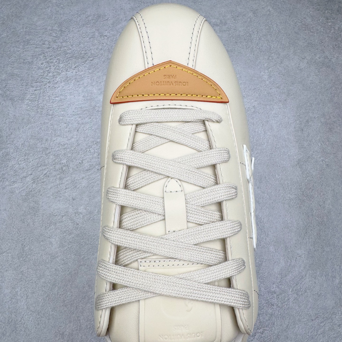 图片[4]-＃M纯原 LOUIS VUITTON x Nigo lv联名款 Buttersoft 牛皮革羊皮革 FW25 图案压纹 圆头系带 低帮 生活休闲鞋 男女同款 白色 外贸零售特供批次 2023全新纸板数据 印花高频效果碾压市面 市售天花板产物 耗时半年巨作 全套原厂新版原纸板楦头开发 原厂特供皮料加持 市场所有版本中综合最强的货品 GD实力大厂出品 全网最全配色更新最快 最成熟的做工稳定的品控 完美鞋型超高的清洁度 零毛边线头瑕疵 全套原楦原纸版原鞋开模 全网最具灵魂的版型 正确原装黄色鞋盒 正确中底印花 鞋面印花3D高频深度立体 全鞋电脑针车 紧密相连 针距密度一致 环保乳胶注塑鞋垫 厚度脚感还原原版 皮面裁剪部位 统一油边封口工艺 原装橡胶大底含胶量大底组合零偏差 专柜全套包装 防尘袋 说明书 质保卡 男女鞋 尺码：35 36 37 38 39 40 41 42 43 44 45-选品中心