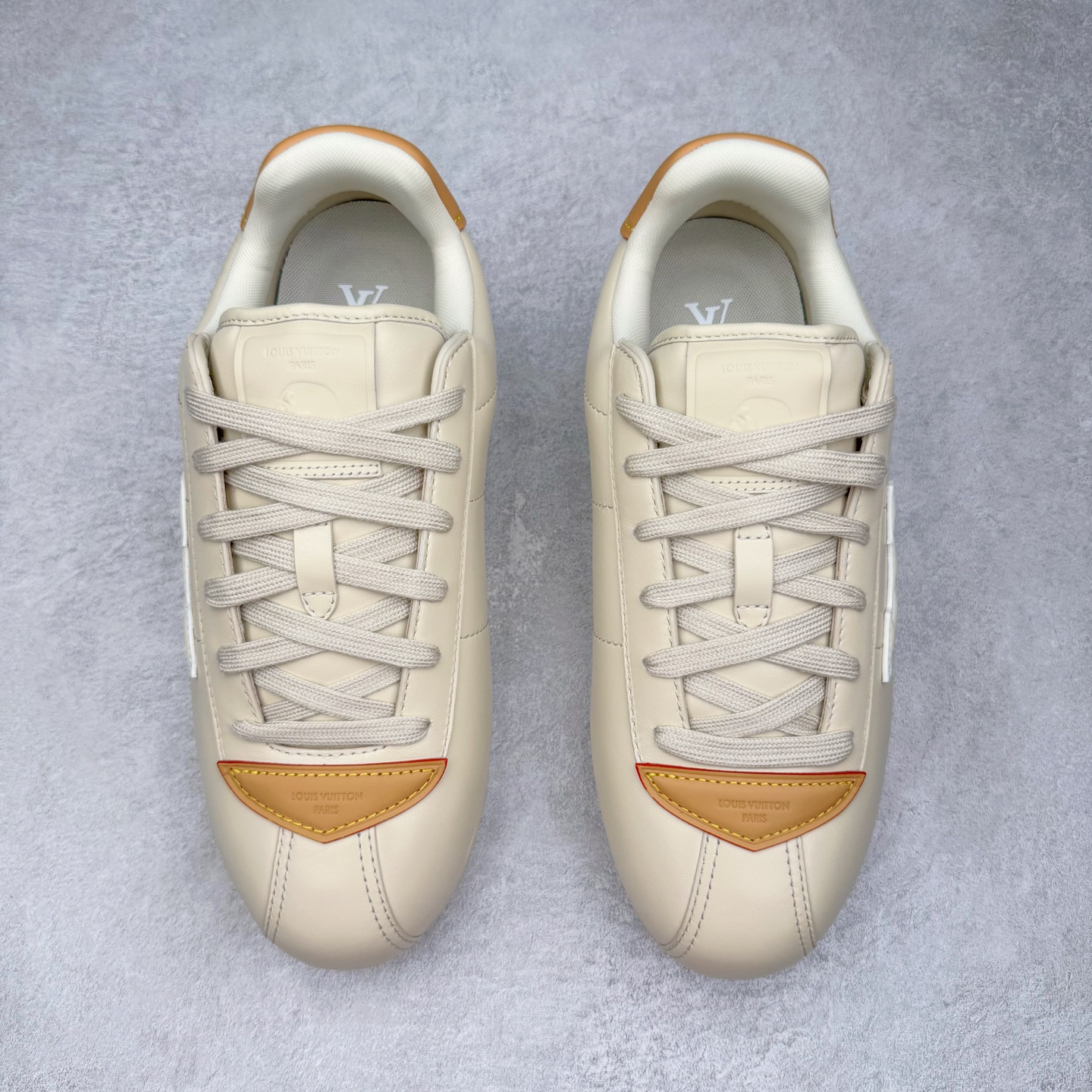 图片[2]-＃M纯原 LOUIS VUITTON x Nigo lv联名款 Buttersoft 牛皮革羊皮革 FW25 图案压纹 圆头系带 低帮 生活休闲鞋 男女同款 白色 外贸零售特供批次 2023全新纸板数据 印花高频效果碾压市面 市售天花板产物 耗时半年巨作 全套原厂新版原纸板楦头开发 原厂特供皮料加持 市场所有版本中综合最强的货品 GD实力大厂出品 全网最全配色更新最快 最成熟的做工稳定的品控 完美鞋型超高的清洁度 零毛边线头瑕疵 全套原楦原纸版原鞋开模 全网最具灵魂的版型 正确原装黄色鞋盒 正确中底印花 鞋面印花3D高频深度立体 全鞋电脑针车 紧密相连 针距密度一致 环保乳胶注塑鞋垫 厚度脚感还原原版 皮面裁剪部位 统一油边封口工艺 原装橡胶大底含胶量大底组合零偏差 专柜全套包装 防尘袋 说明书 质保卡 男女鞋 尺码：35 36 37 38 39 40 41 42 43 44 45-选品中心