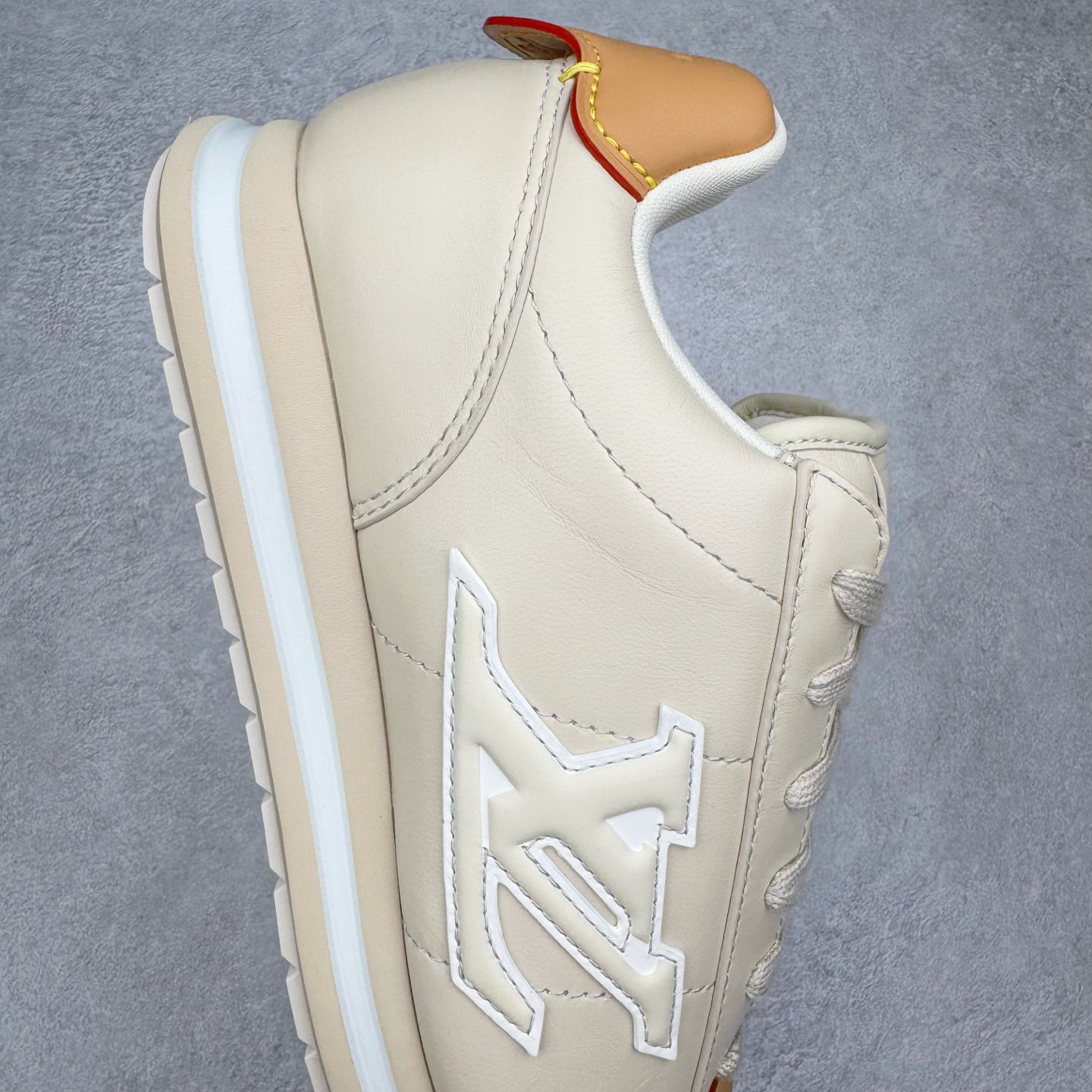 图片[6]-＃M纯原 LOUIS VUITTON x Nigo lv联名款 Buttersoft 牛皮革羊皮革 FW25 图案压纹 圆头系带 低帮 生活休闲鞋 男女同款 白色 外贸零售特供批次 2023全新纸板数据 印花高频效果碾压市面 市售天花板产物 耗时半年巨作 全套原厂新版原纸板楦头开发 原厂特供皮料加持 市场所有版本中综合最强的货品 GD实力大厂出品 全网最全配色更新最快 最成熟的做工稳定的品控 完美鞋型超高的清洁度 零毛边线头瑕疵 全套原楦原纸版原鞋开模 全网最具灵魂的版型 正确原装黄色鞋盒 正确中底印花 鞋面印花3D高频深度立体 全鞋电脑针车 紧密相连 针距密度一致 环保乳胶注塑鞋垫 厚度脚感还原原版 皮面裁剪部位 统一油边封口工艺 原装橡胶大底含胶量大底组合零偏差 专柜全套包装 防尘袋 说明书 质保卡 男女鞋 尺码：35 36 37 38 39 40 41 42 43 44 45-选品中心