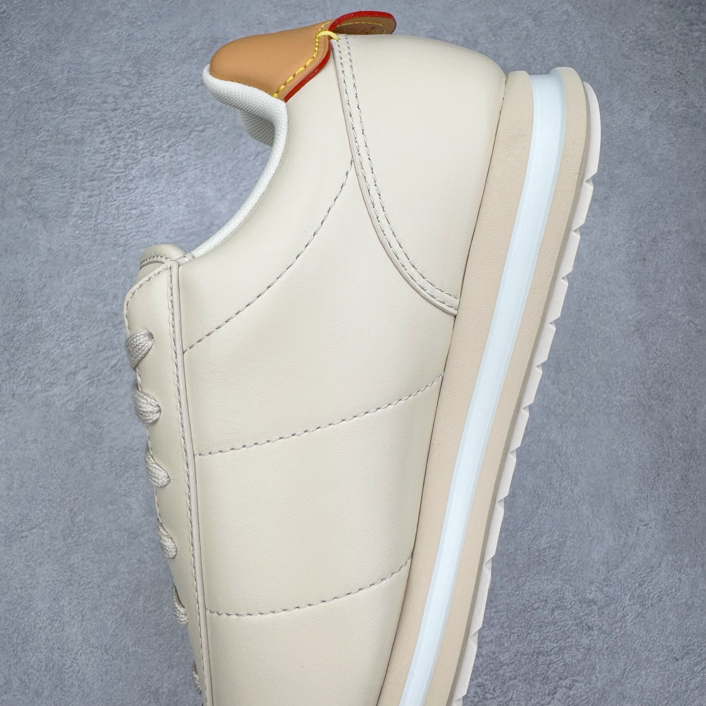 图片[7]-＃M纯原 LOUIS VUITTON x Nigo lv联名款 Buttersoft 牛皮革羊皮革 FW25 图案压纹 圆头系带 低帮 生活休闲鞋 男女同款 白色 外贸零售特供批次 2023全新纸板数据 印花高频效果碾压市面 市售天花板产物 耗时半年巨作 全套原厂新版原纸板楦头开发 原厂特供皮料加持 市场所有版本中综合最强的货品 GD实力大厂出品 全网最全配色更新最快 最成熟的做工稳定的品控 完美鞋型超高的清洁度 零毛边线头瑕疵 全套原楦原纸版原鞋开模 全网最具灵魂的版型 正确原装黄色鞋盒 正确中底印花 鞋面印花3D高频深度立体 全鞋电脑针车 紧密相连 针距密度一致 环保乳胶注塑鞋垫 厚度脚感还原原版 皮面裁剪部位 统一油边封口工艺 原装橡胶大底含胶量大底组合零偏差 专柜全套包装 防尘袋 说明书 质保卡 男女鞋 尺码：35 36 37 38 39 40 41 42 43 44 45-选品中心