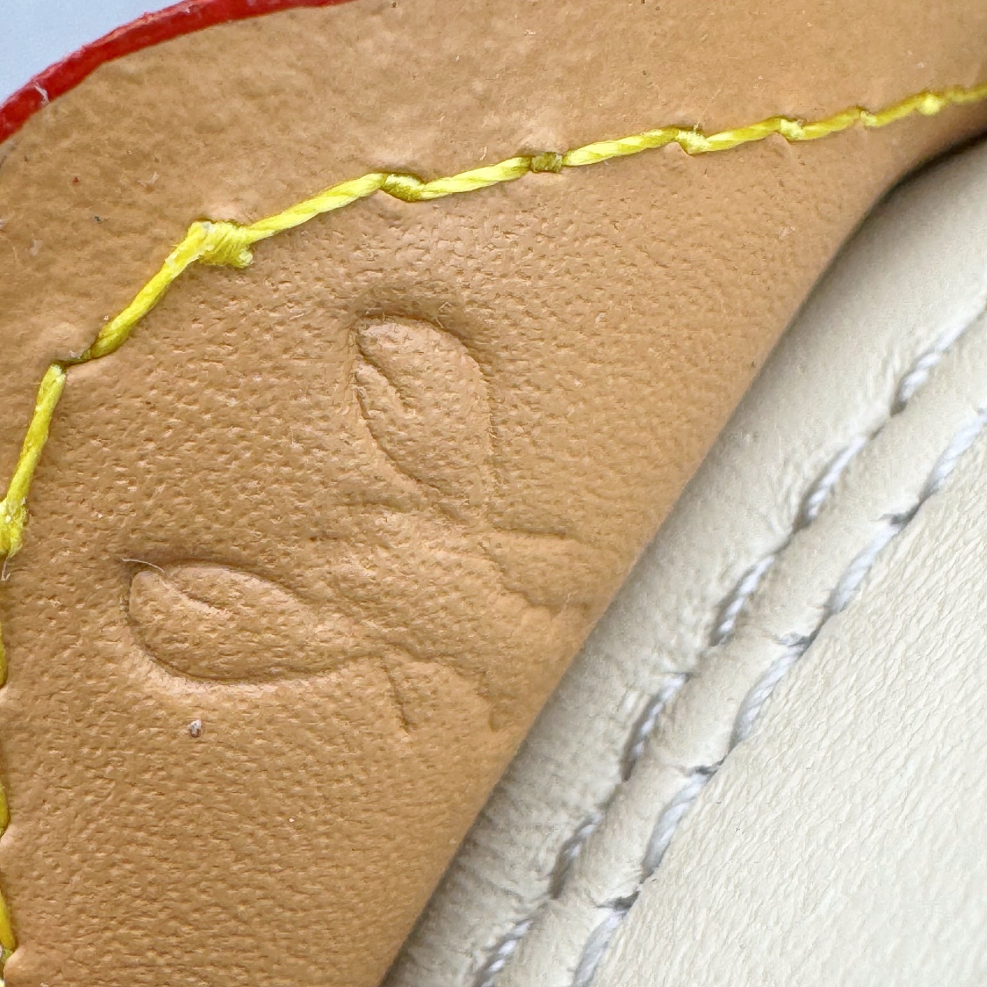 图片[17]-＃M纯原 LOUIS VUITTON x Nigo lv联名款 Buttersoft 牛皮革羊皮革 FW25 图案压纹 圆头系带 低帮 生活休闲鞋 男女同款 白色 外贸零售特供批次 2023全新纸板数据 印花高频效果碾压市面 市售天花板产物 耗时半年巨作 全套原厂新版原纸板楦头开发 原厂特供皮料加持 市场所有版本中综合最强的货品 GD实力大厂出品 全网最全配色更新最快 最成熟的做工稳定的品控 完美鞋型超高的清洁度 零毛边线头瑕疵 全套原楦原纸版原鞋开模 全网最具灵魂的版型 正确原装黄色鞋盒 正确中底印花 鞋面印花3D高频深度立体 全鞋电脑针车 紧密相连 针距密度一致 环保乳胶注塑鞋垫 厚度脚感还原原版 皮面裁剪部位 统一油边封口工艺 原装橡胶大底含胶量大底组合零偏差 专柜全套包装 防尘袋 说明书 质保卡 男女鞋 尺码：35 36 37 38 39 40 41 42 43 44 45-选品中心