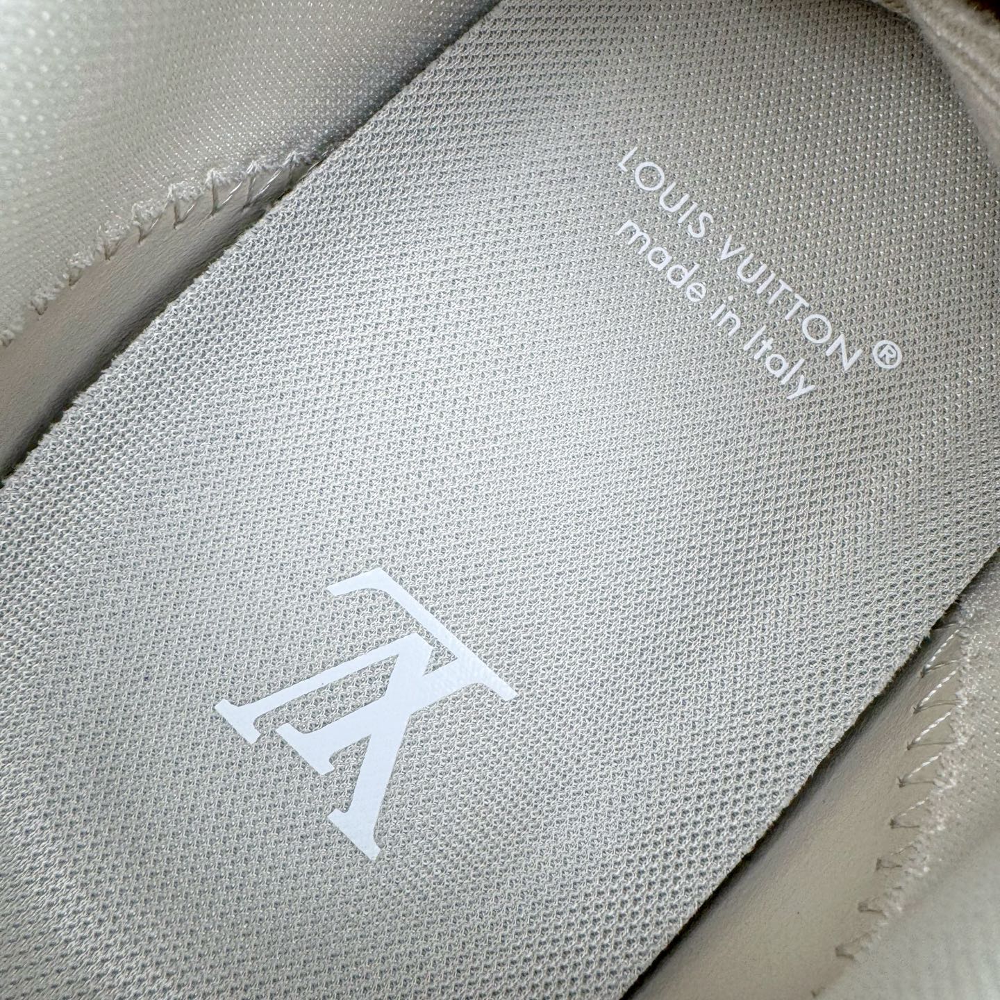 图片[13]-＃M纯原 LOUIS VUITTON x Nigo lv联名款 Buttersoft 牛皮革羊皮革 FW25 图案压纹 圆头系带 低帮 生活休闲鞋 男女同款 白色 外贸零售特供批次 2023全新纸板数据 印花高频效果碾压市面 市售天花板产物 耗时半年巨作 全套原厂新版原纸板楦头开发 原厂特供皮料加持 市场所有版本中综合最强的货品 GD实力大厂出品 全网最全配色更新最快 最成熟的做工稳定的品控 完美鞋型超高的清洁度 零毛边线头瑕疵 全套原楦原纸版原鞋开模 全网最具灵魂的版型 正确原装黄色鞋盒 正确中底印花 鞋面印花3D高频深度立体 全鞋电脑针车 紧密相连 针距密度一致 环保乳胶注塑鞋垫 厚度脚感还原原版 皮面裁剪部位 统一油边封口工艺 原装橡胶大底含胶量大底组合零偏差 专柜全套包装 防尘袋 说明书 质保卡 男女鞋 尺码：35 36 37 38 39 40 41 42 43 44 45-选品中心