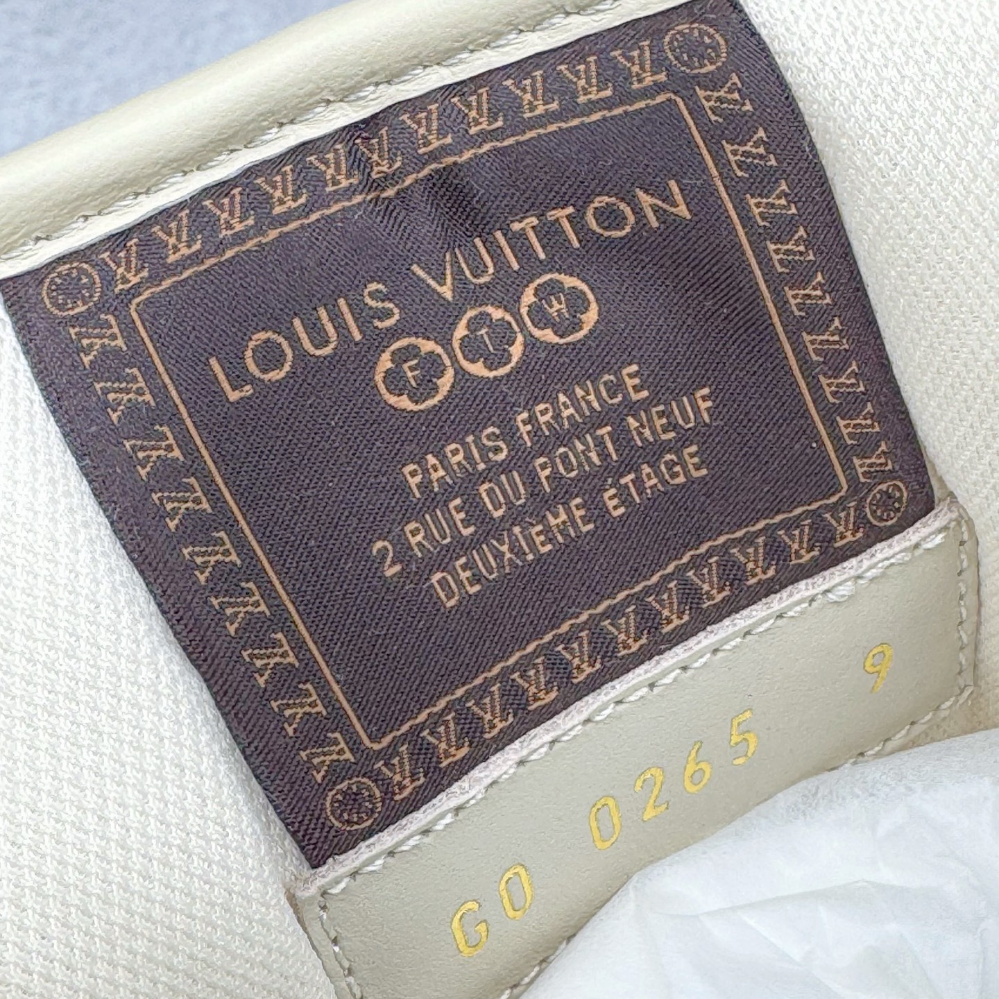 图片[14]-＃M纯原 LOUIS VUITTON x Nigo lv联名款 Buttersoft 牛皮革羊皮革 FW25 图案压纹 圆头系带 低帮 生活休闲鞋 男女同款 白色 外贸零售特供批次 2023全新纸板数据 印花高频效果碾压市面 市售天花板产物 耗时半年巨作 全套原厂新版原纸板楦头开发 原厂特供皮料加持 市场所有版本中综合最强的货品 GD实力大厂出品 全网最全配色更新最快 最成熟的做工稳定的品控 完美鞋型超高的清洁度 零毛边线头瑕疵 全套原楦原纸版原鞋开模 全网最具灵魂的版型 正确原装黄色鞋盒 正确中底印花 鞋面印花3D高频深度立体 全鞋电脑针车 紧密相连 针距密度一致 环保乳胶注塑鞋垫 厚度脚感还原原版 皮面裁剪部位 统一油边封口工艺 原装橡胶大底含胶量大底组合零偏差 专柜全套包装 防尘袋 说明书 质保卡 男女鞋 尺码：35 36 37 38 39 40 41 42 43 44 45-选品中心