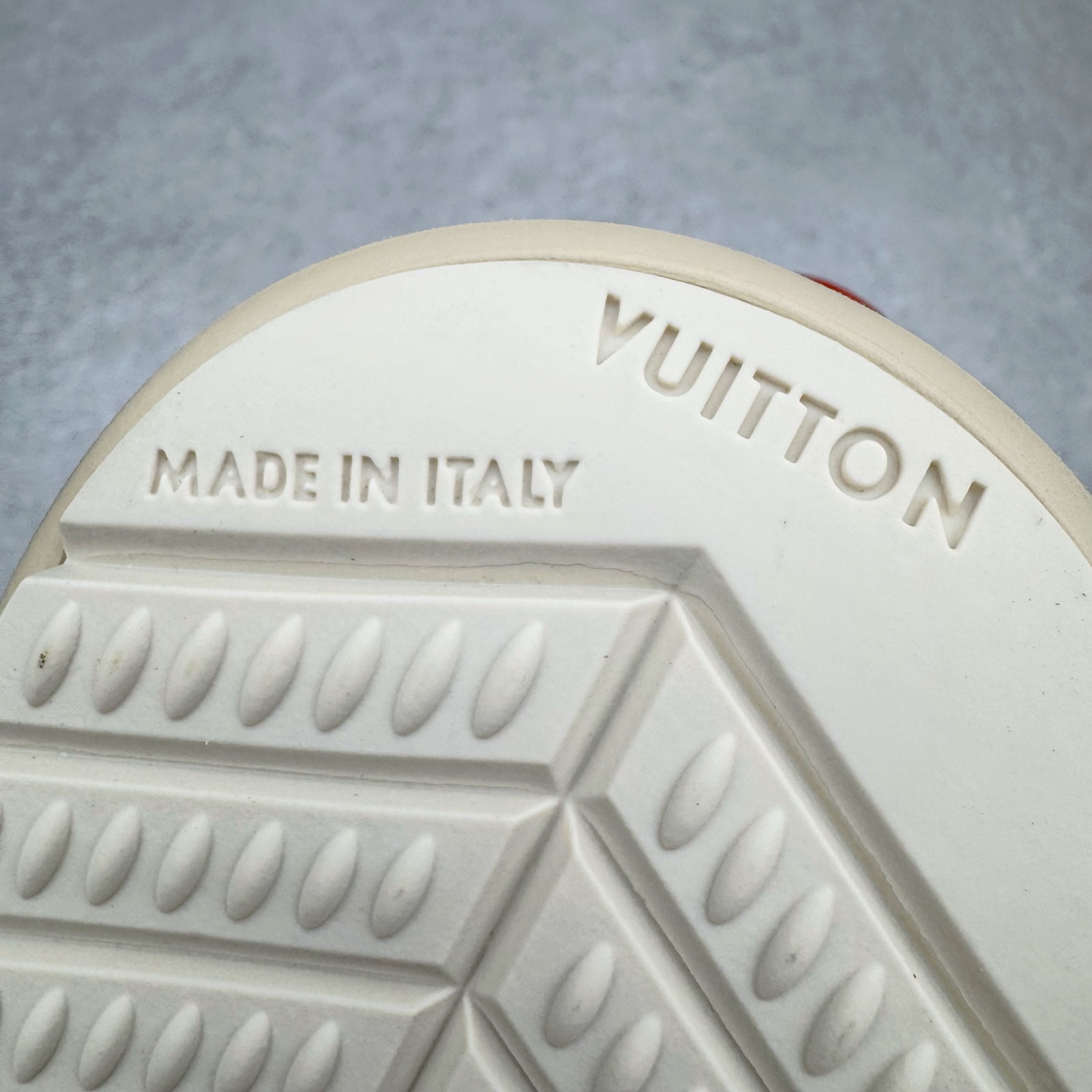 图片[10]-＃M纯原 LOUIS VUITTON x Nigo lv联名款 Buttersoft 牛皮革羊皮革 FW25 图案压纹 圆头系带 低帮 生活休闲鞋 男女同款 白色 外贸零售特供批次 2023全新纸板数据 印花高频效果碾压市面 市售天花板产物 耗时半年巨作 全套原厂新版原纸板楦头开发 原厂特供皮料加持 市场所有版本中综合最强的货品 GD实力大厂出品 全网最全配色更新最快 最成熟的做工稳定的品控 完美鞋型超高的清洁度 零毛边线头瑕疵 全套原楦原纸版原鞋开模 全网最具灵魂的版型 正确原装黄色鞋盒 正确中底印花 鞋面印花3D高频深度立体 全鞋电脑针车 紧密相连 针距密度一致 环保乳胶注塑鞋垫 厚度脚感还原原版 皮面裁剪部位 统一油边封口工艺 原装橡胶大底含胶量大底组合零偏差 专柜全套包装 防尘袋 说明书 质保卡 男女鞋 尺码：35 36 37 38 39 40 41 42 43 44 45-选品中心