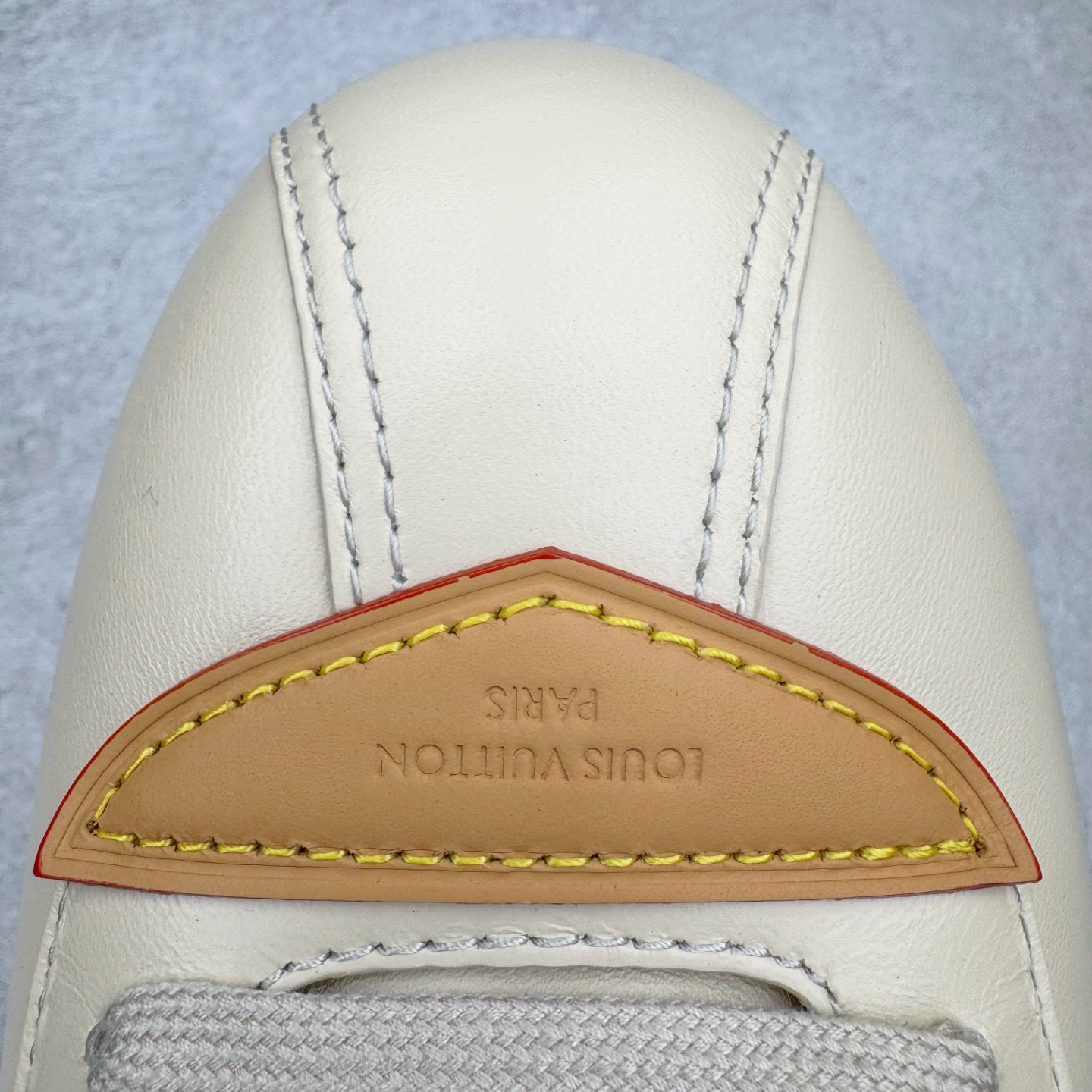 图片[21]-＃M纯原 LOUIS VUITTON x Nigo lv联名款 Buttersoft 牛皮革羊皮革 FW25 图案压纹 圆头系带 低帮 生活休闲鞋 男女同款 白色 外贸零售特供批次 2023全新纸板数据 印花高频效果碾压市面 市售天花板产物 耗时半年巨作 全套原厂新版原纸板楦头开发 原厂特供皮料加持 市场所有版本中综合最强的货品 GD实力大厂出品 全网最全配色更新最快 最成熟的做工稳定的品控 完美鞋型超高的清洁度 零毛边线头瑕疵 全套原楦原纸版原鞋开模 全网最具灵魂的版型 正确原装黄色鞋盒 正确中底印花 鞋面印花3D高频深度立体 全鞋电脑针车 紧密相连 针距密度一致 环保乳胶注塑鞋垫 厚度脚感还原原版 皮面裁剪部位 统一油边封口工艺 原装橡胶大底含胶量大底组合零偏差 专柜全套包装 防尘袋 说明书 质保卡 男女鞋 尺码：35 36 37 38 39 40 41 42 43 44 45-选品中心